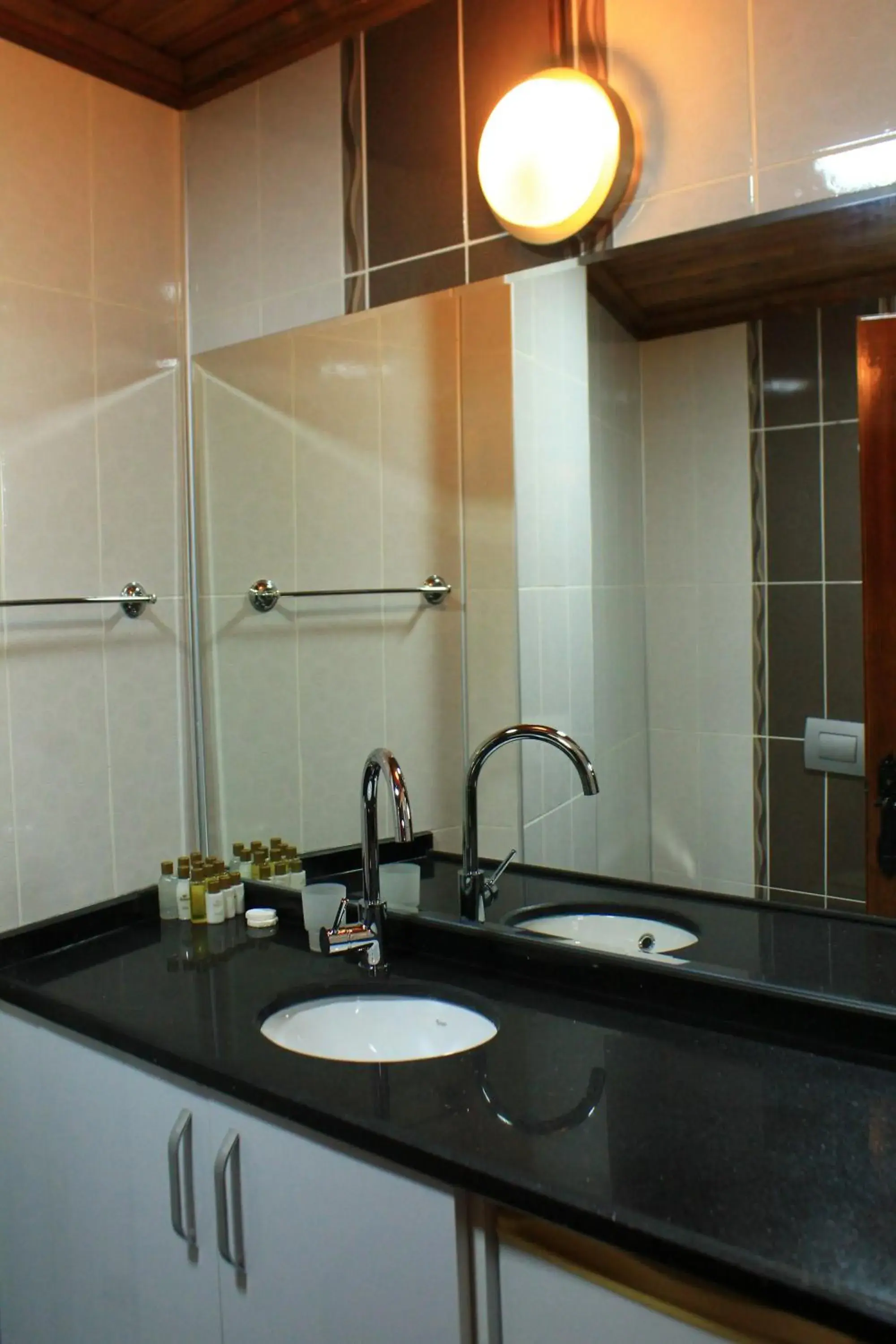 Shower, Bathroom in Hadrian Gate Hotel