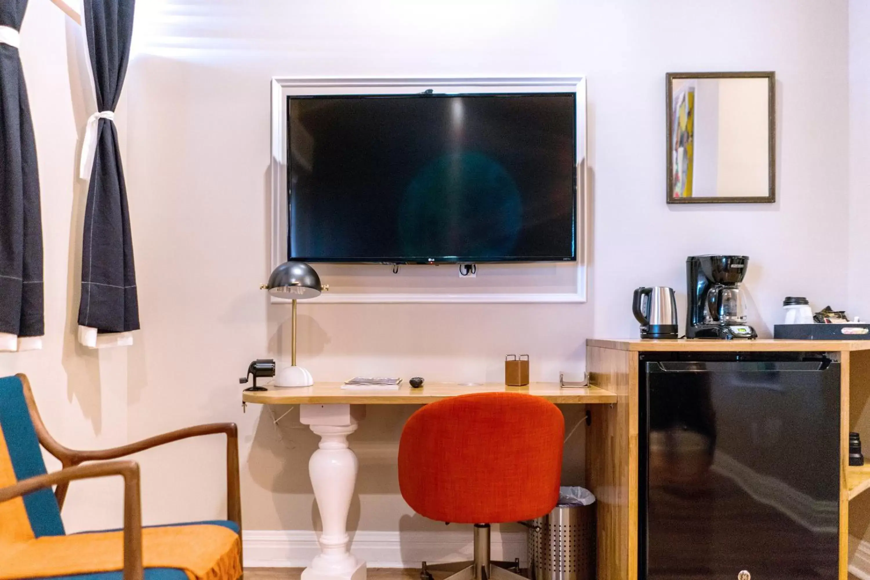 Photo of the whole room, TV/Entertainment Center in The Box House Hotel