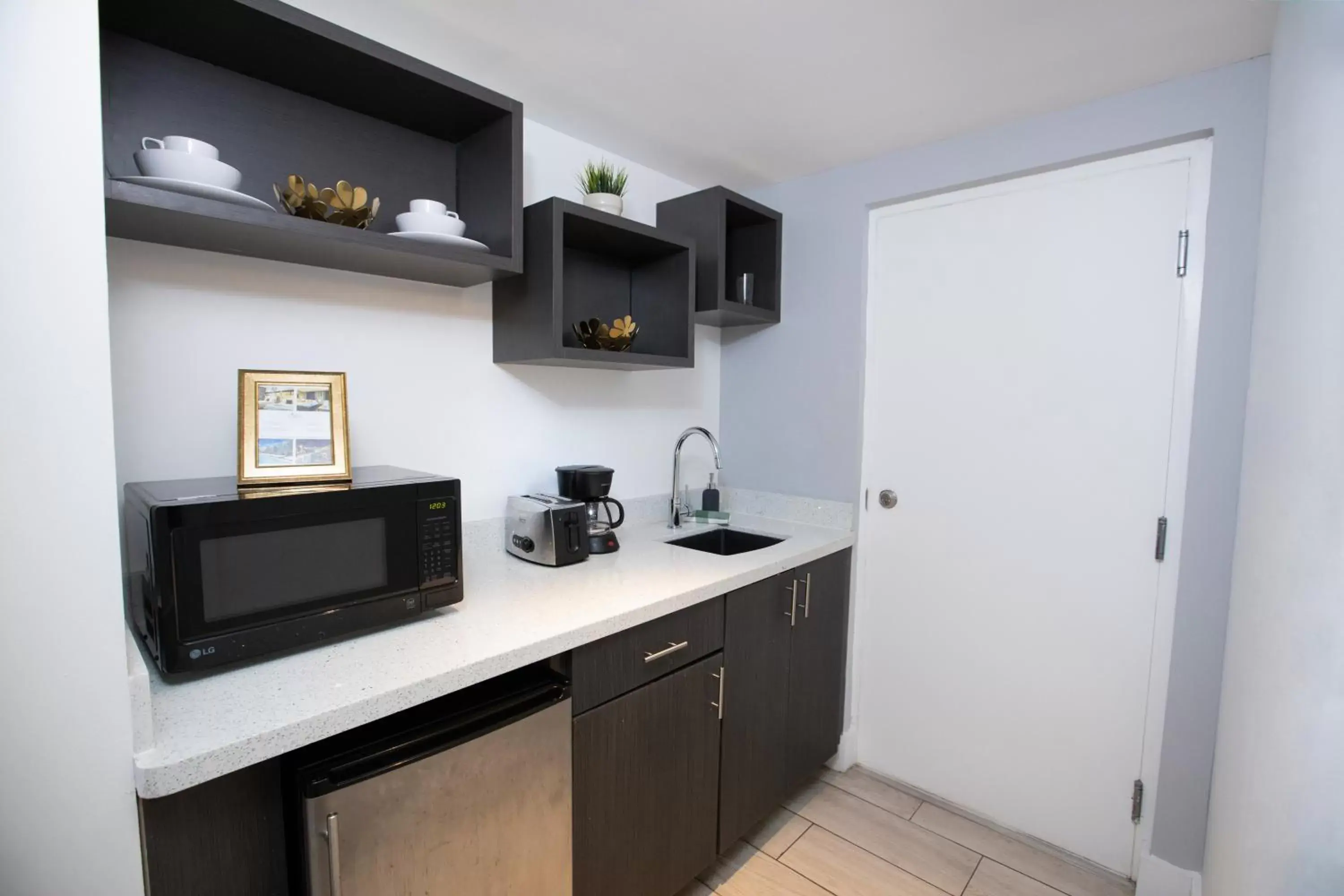 Kitchen or kitchenette, Kitchen/Kitchenette in Waterside Hotel and Suites