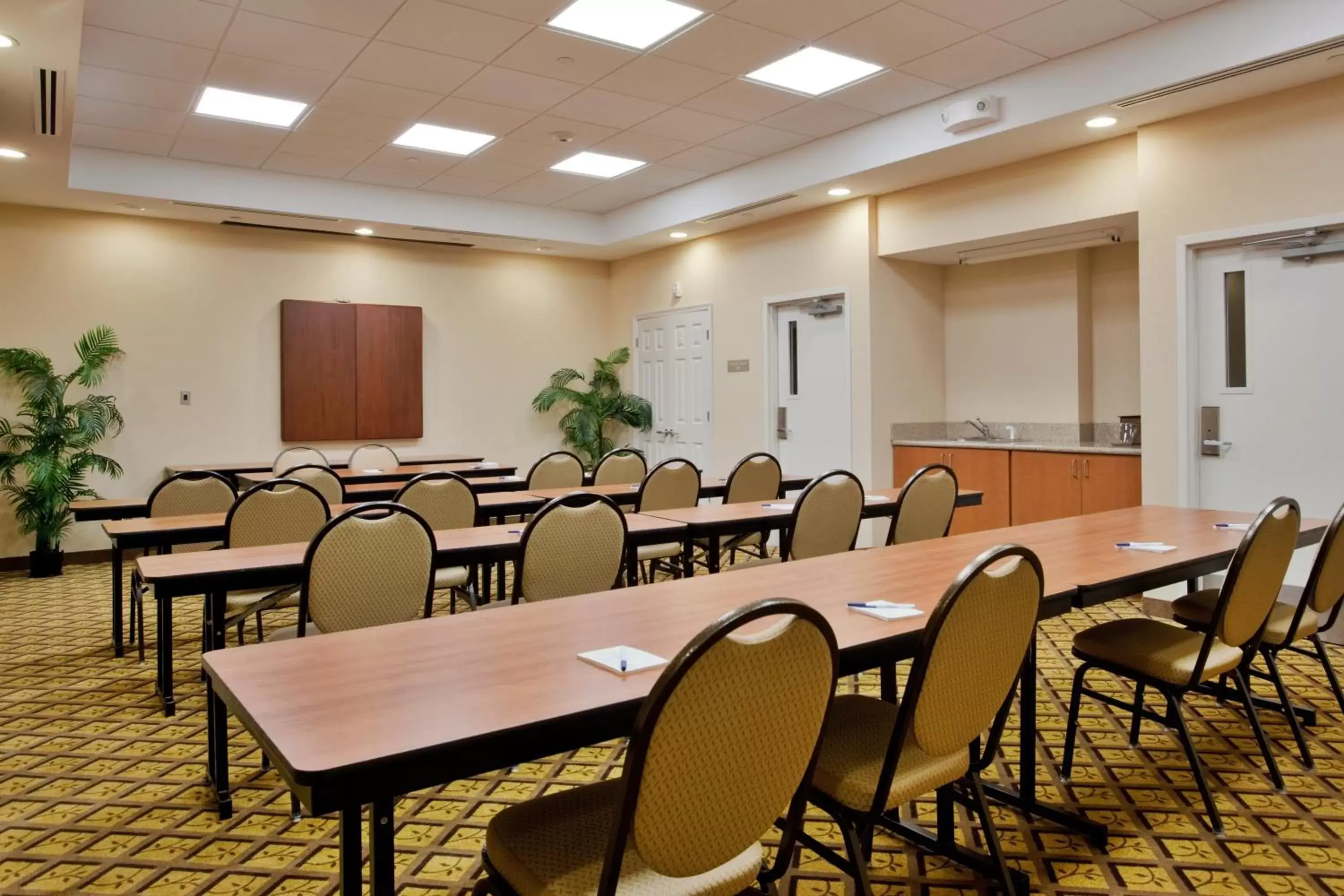 Meeting/conference room in Candlewood Suites Norfolk Airport, an IHG Hotel