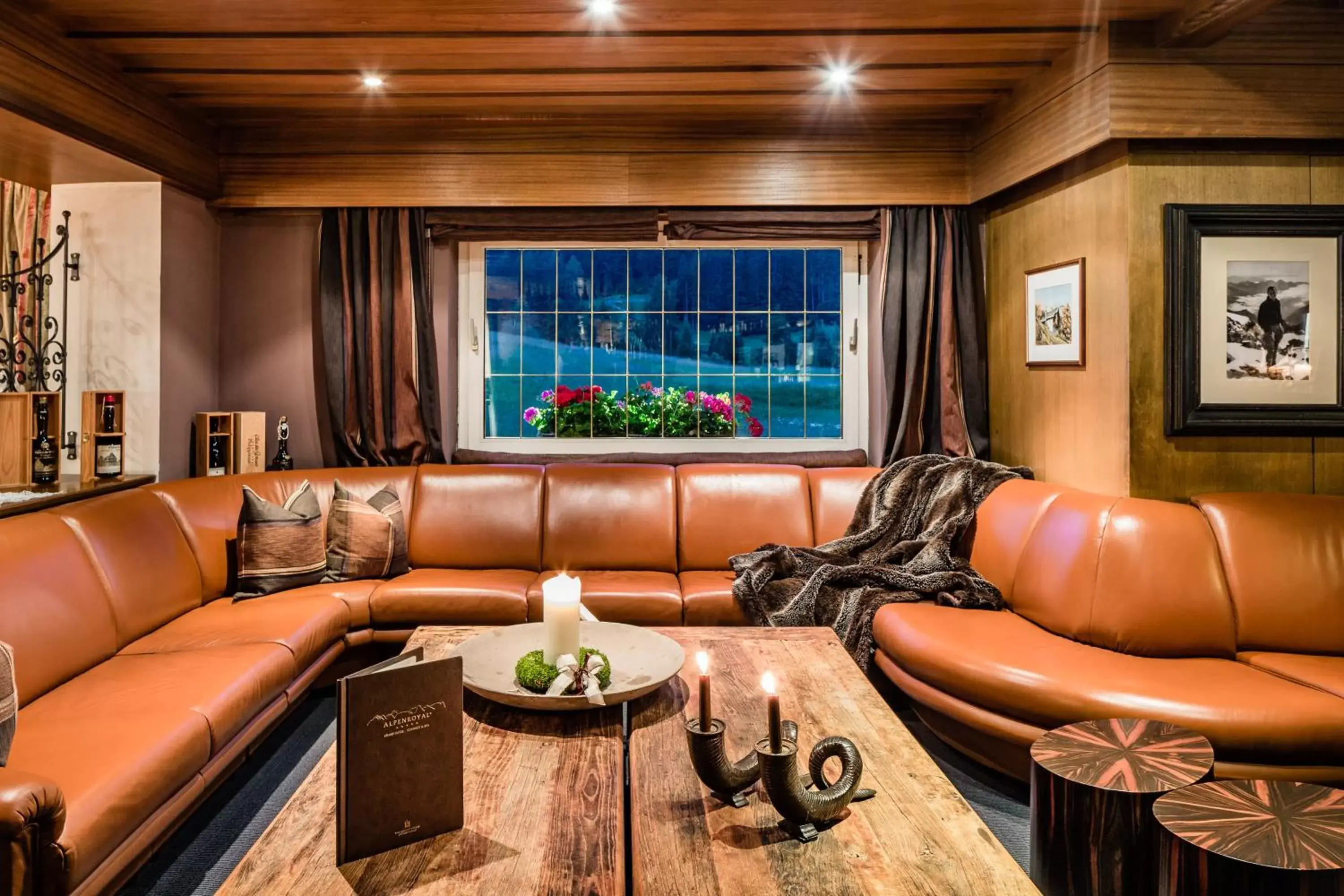Lounge or bar, Seating Area in Hotel Alpenroyal - The Leading Hotels of the World