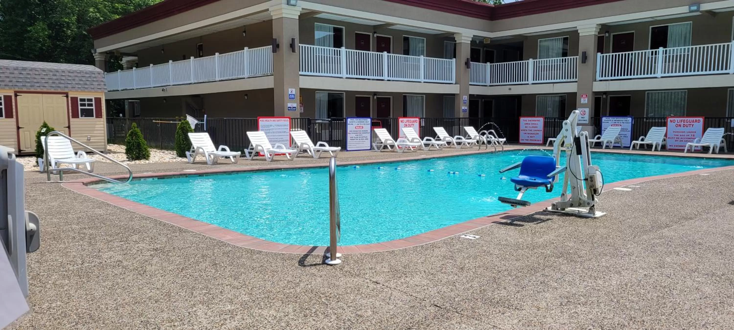 Swimming pool in Red Roof Inn Bordentown - McGuire AFB
