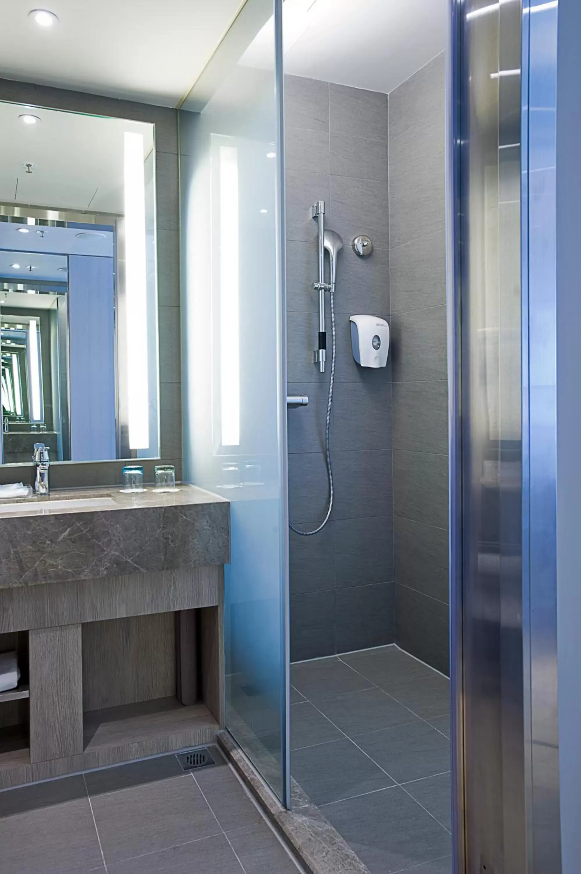 Shower, Bathroom in Holiday Inn Express Hong Kong Mongkok, an IHG Hotel