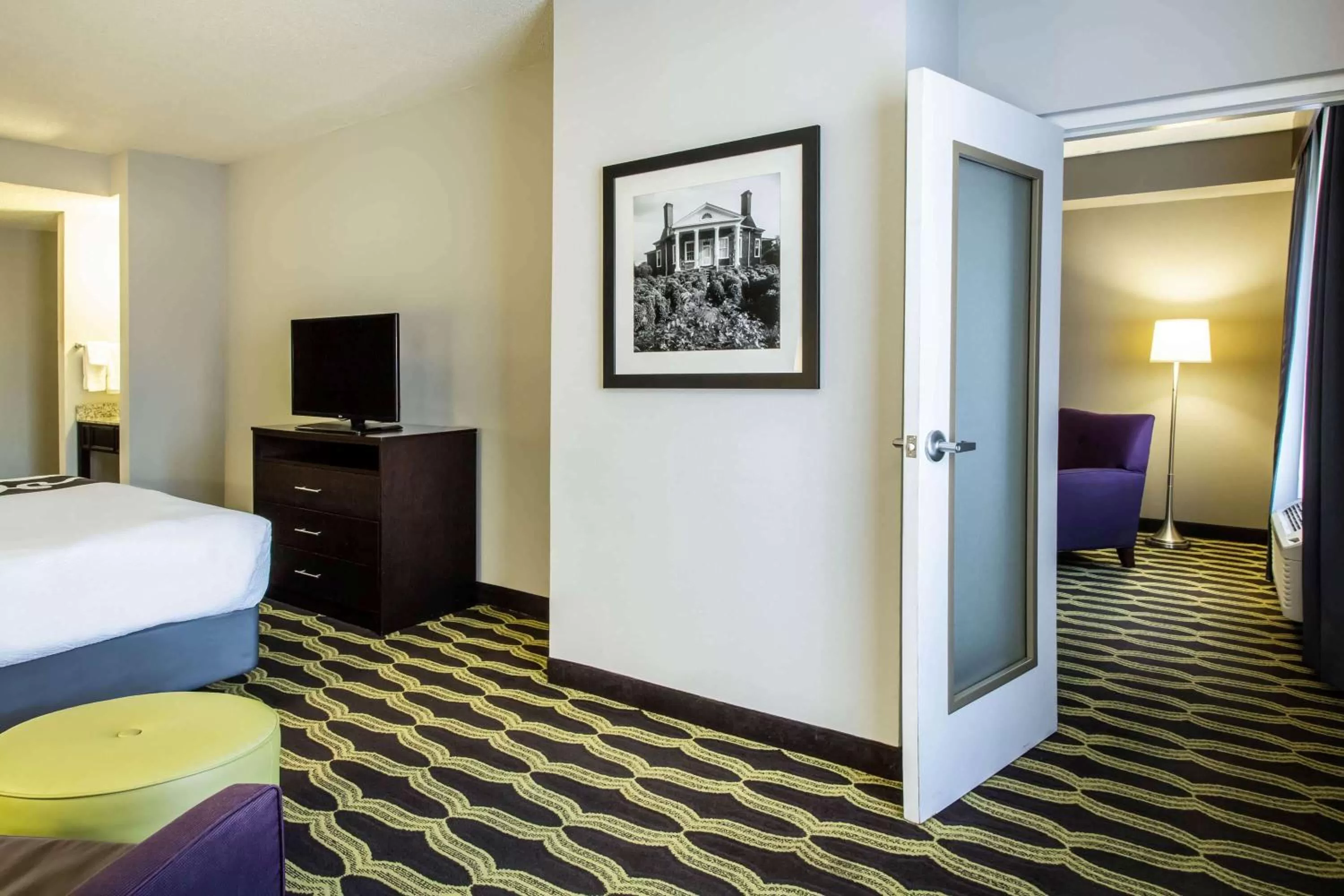 Photo of the whole room, Bed in La Quinta by Wyndham Lynchburg at Liberty Univ.