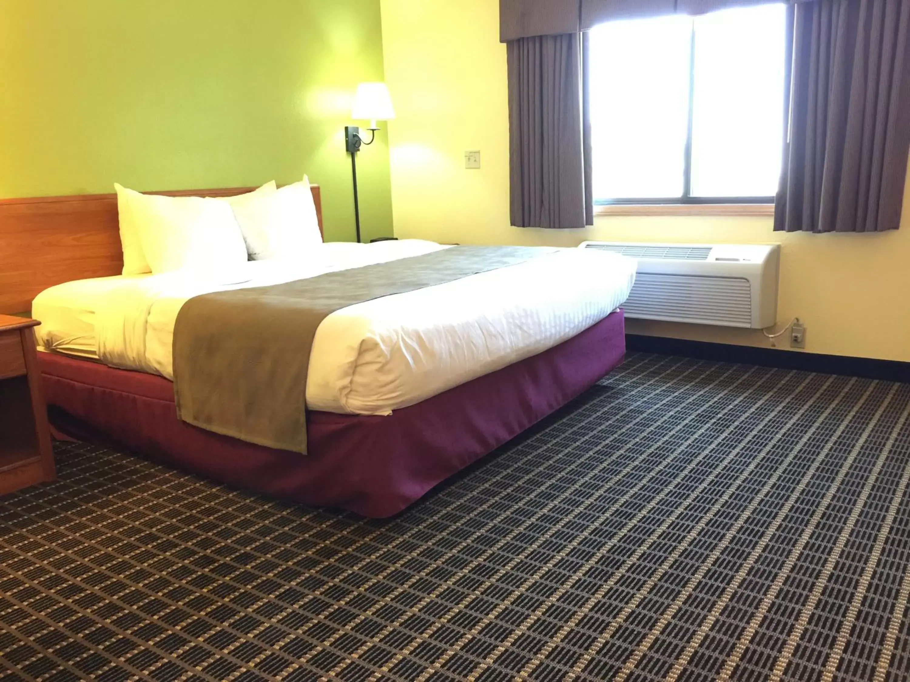 Bed in Quality Inn & Suites Harrington