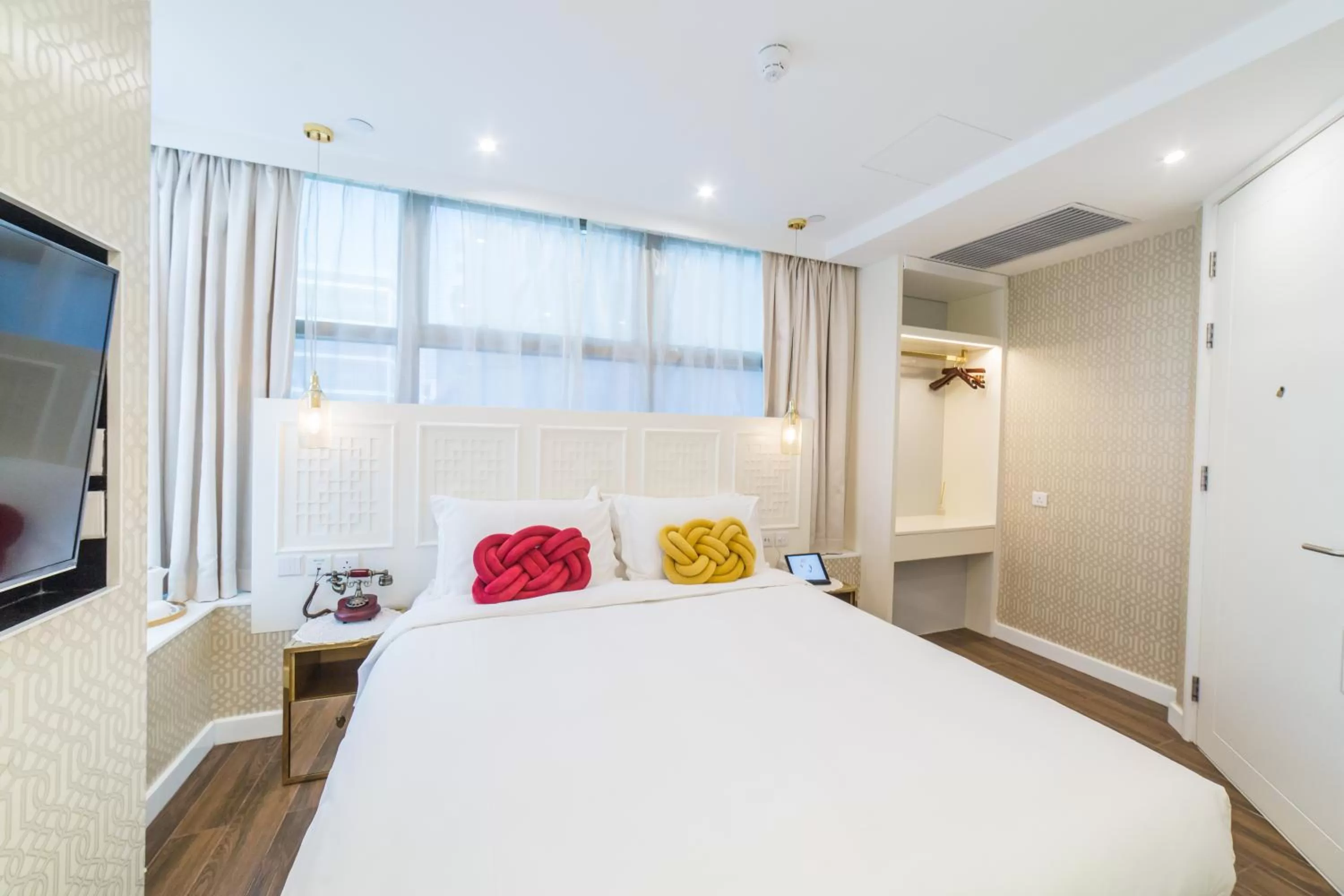 Bed in Tung Nam Lou Art Hotel