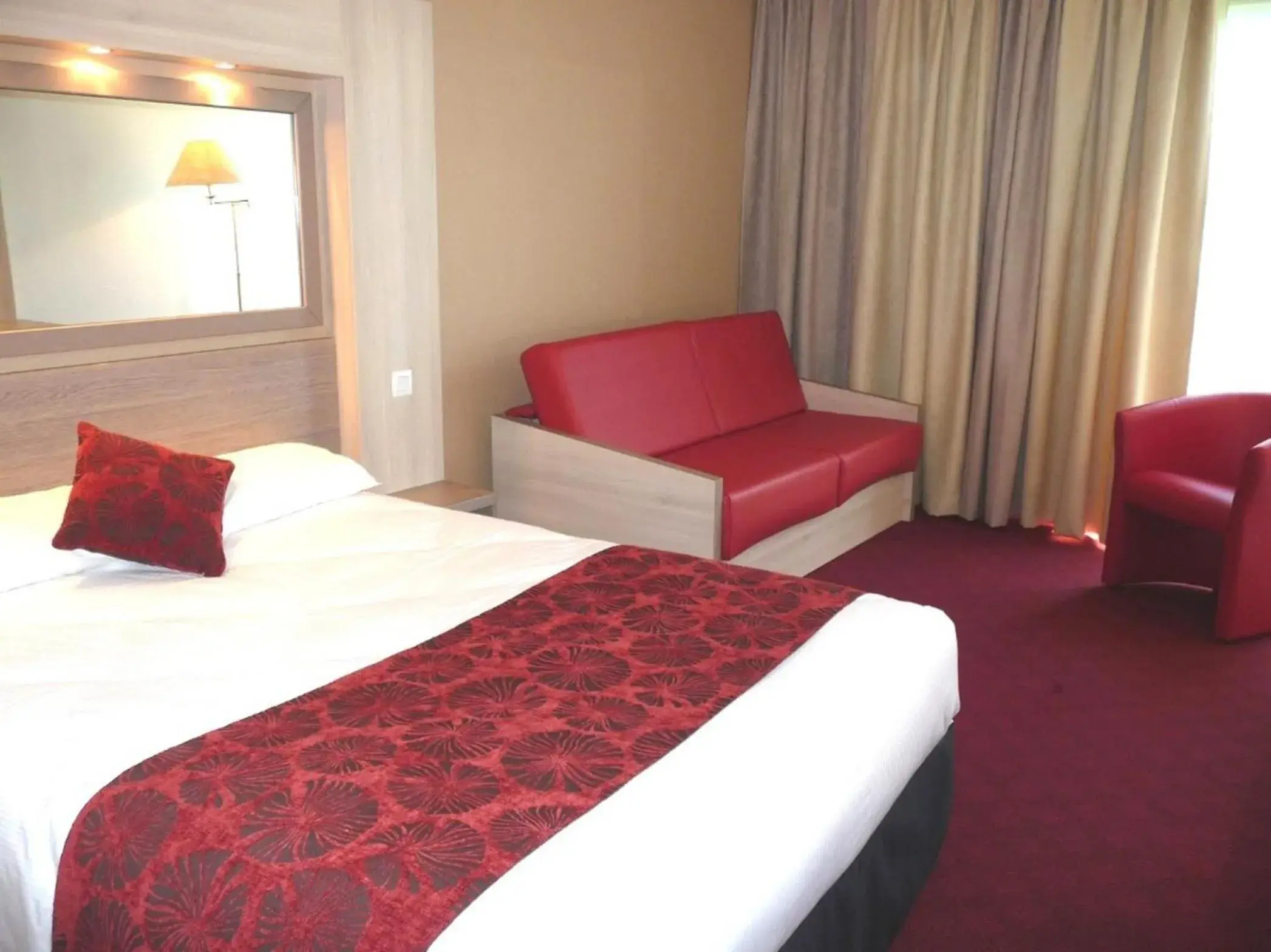 Photo of the whole room, Bed in The Originals Boutique, Hotel Aquilon, Saint-Nazaire (Inter-Hotel)