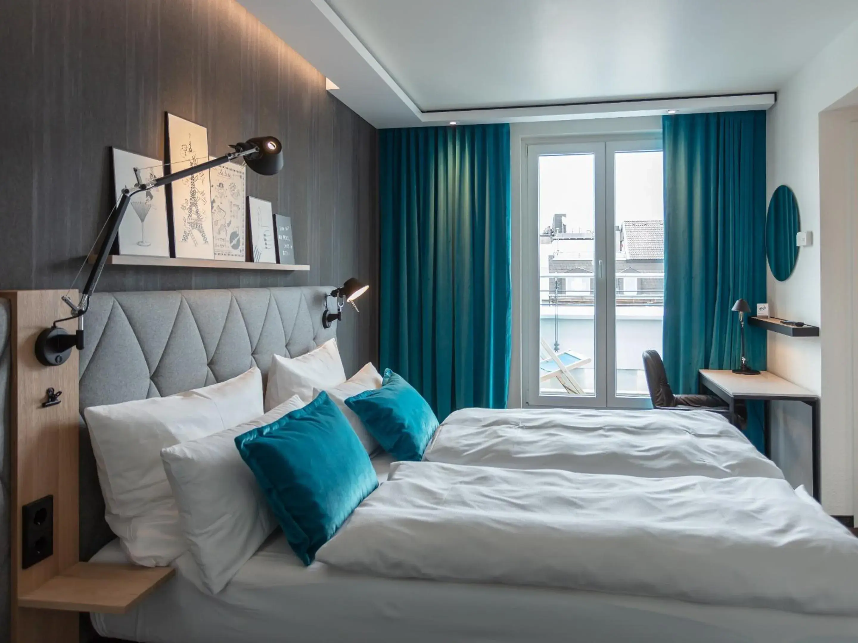 Photo of the whole room, Bed in Motel One Saarbrücken