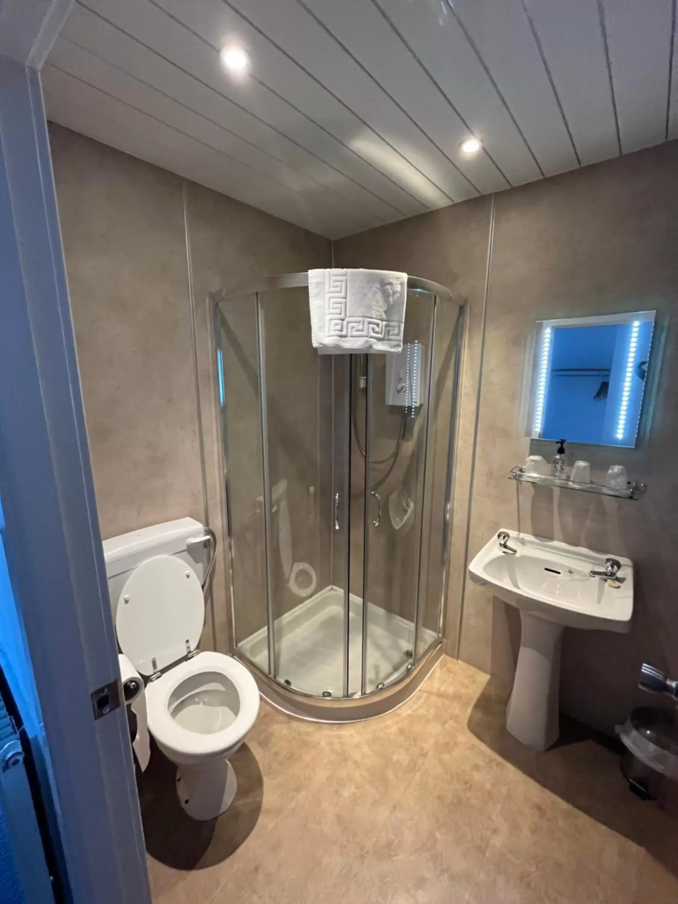Shower, Bathroom in Smithton Hotel