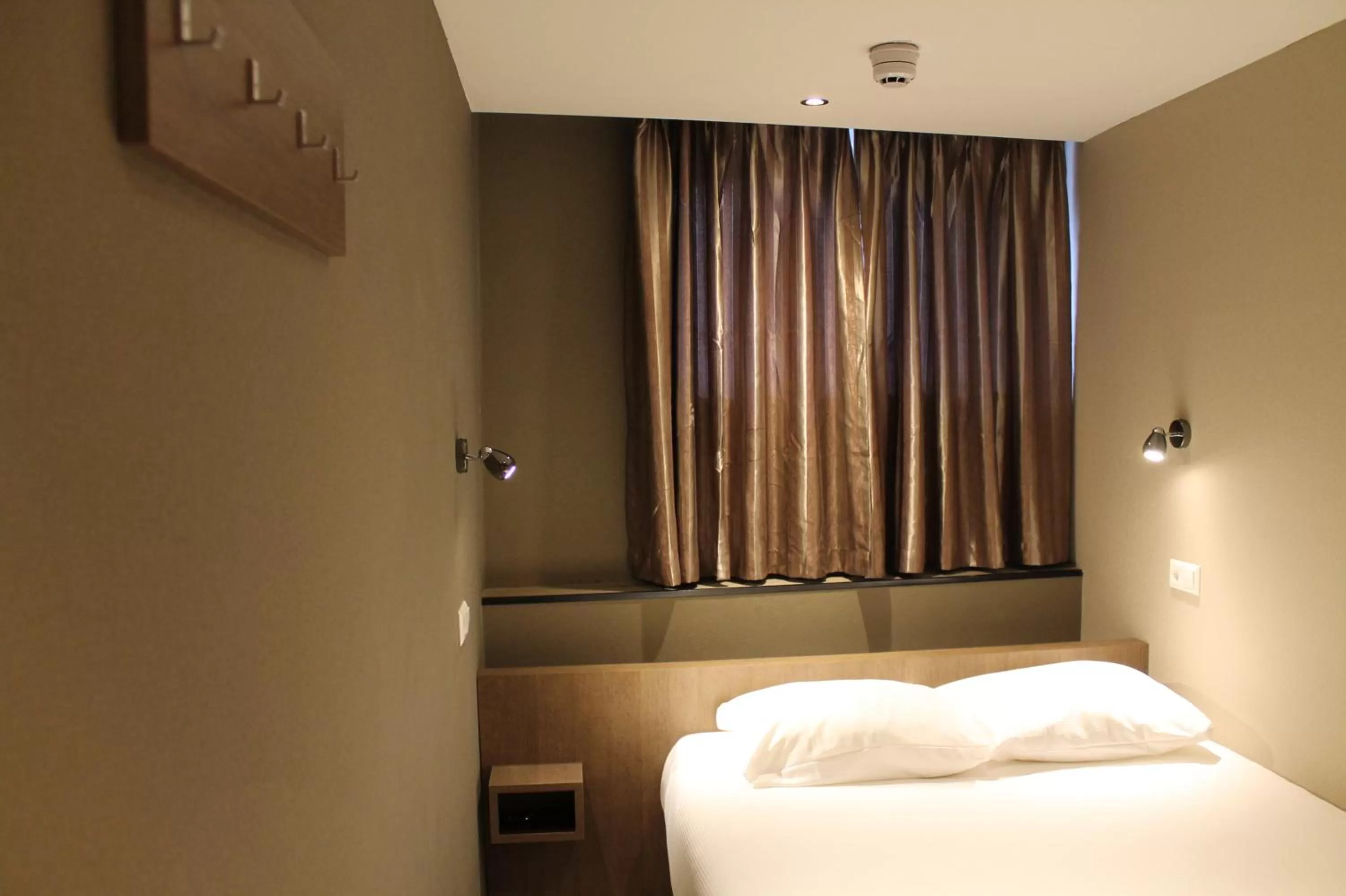 Bedroom, Bed in Blossoms City Hotel