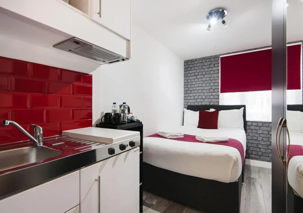 Bed, Kitchen/Kitchenette in Wembley Park Hotel