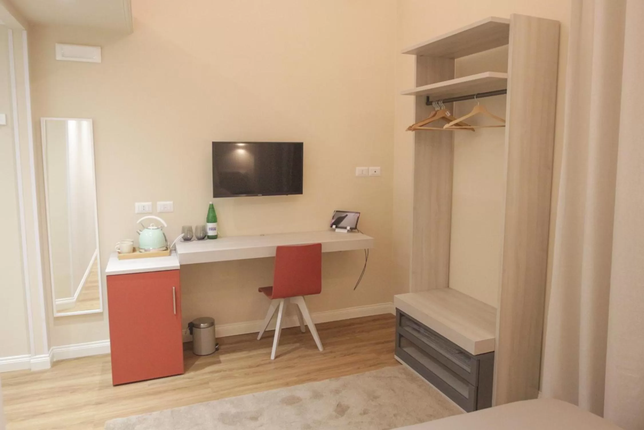 TV and multimedia, TV/Entertainment Center in Etna Vibes Home