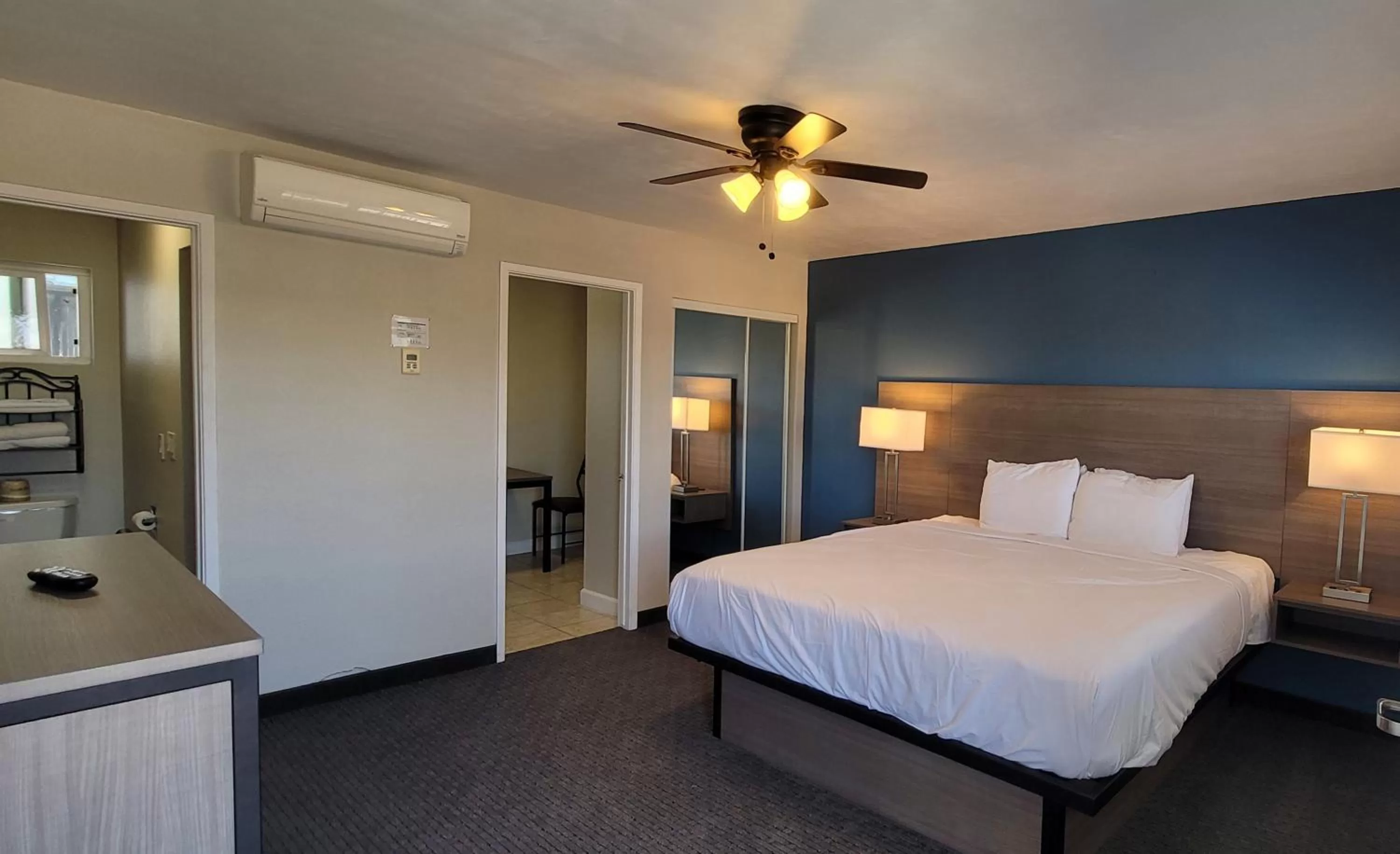 Photo of the whole room, Bed in Beachwalker Inn & Suites