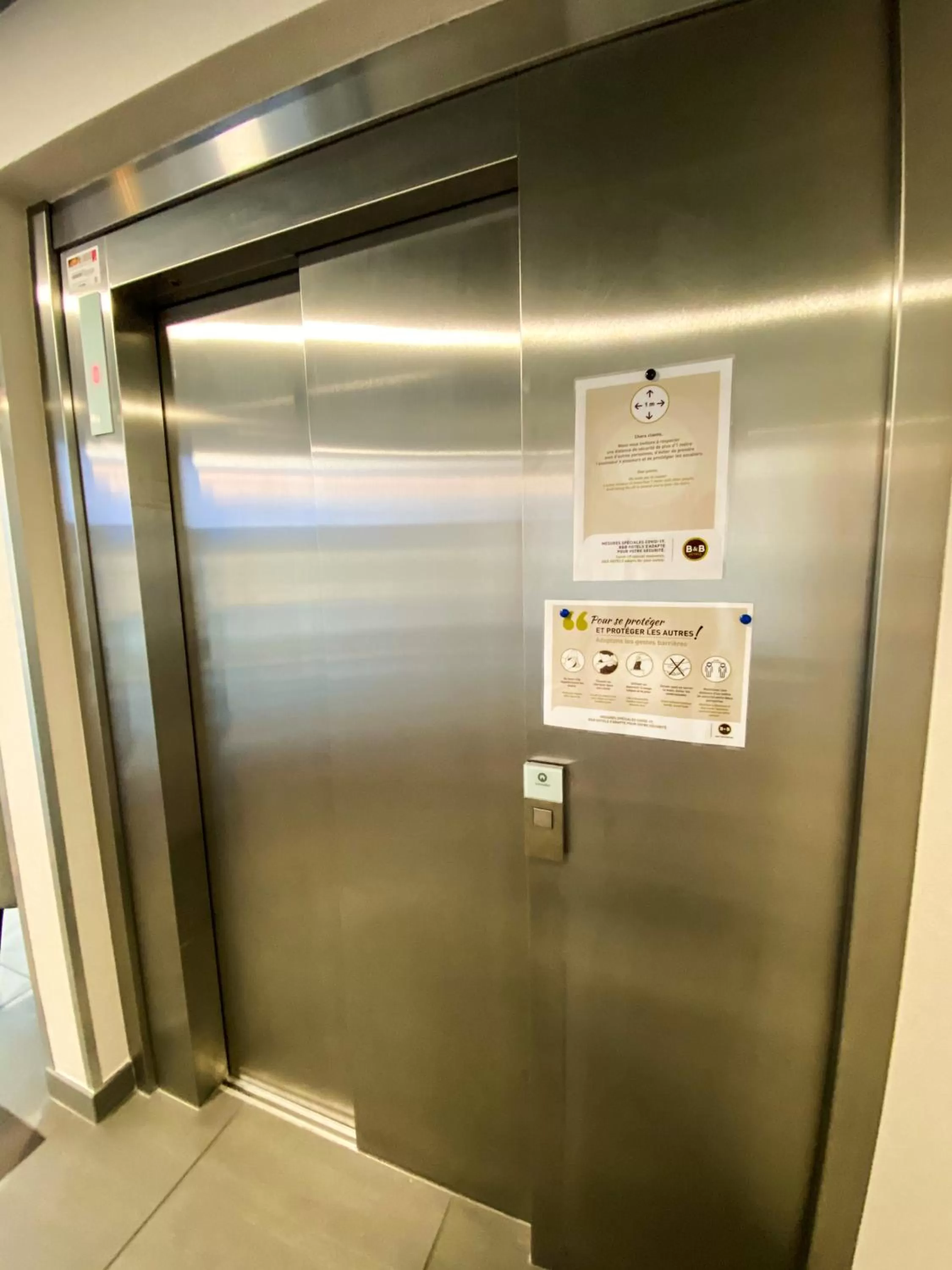 Lobby or reception in B&B HOTEL Montélimar Sud