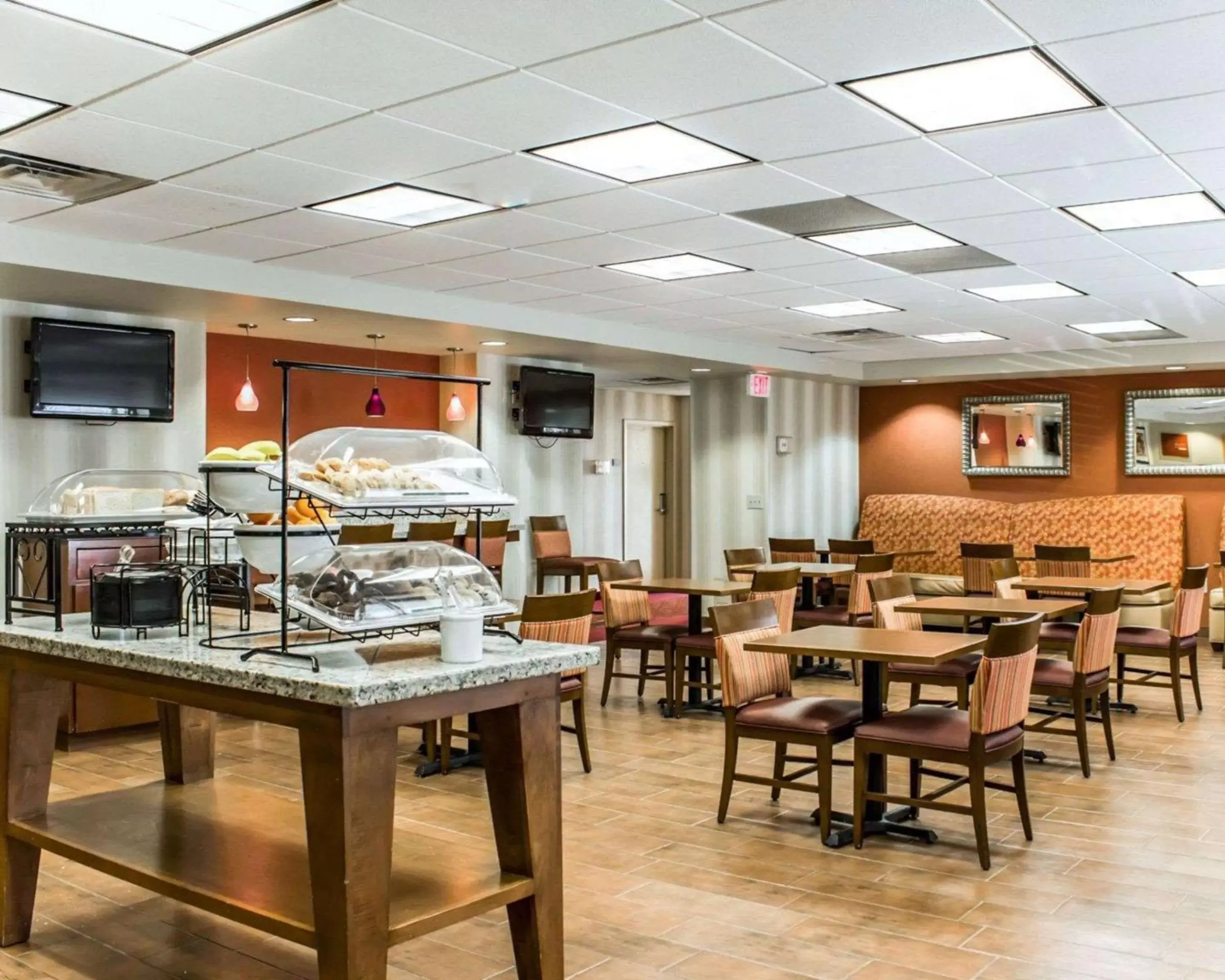 Restaurant/Places to Eat in Comfort Inn Fayetteville West Near Fort Liberty