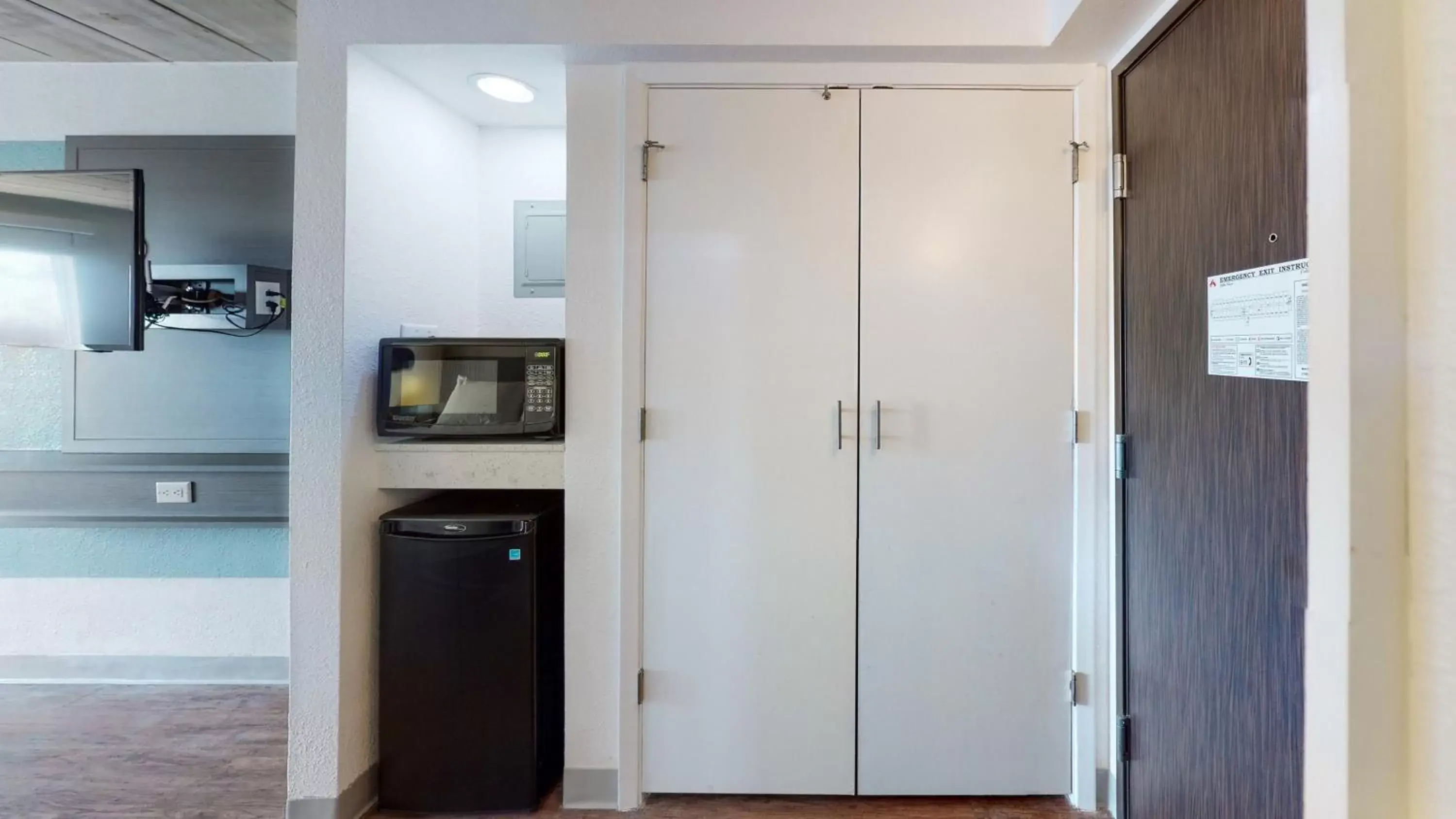 Photo of the whole room, Kitchen/Kitchenette in Aggieland Boutique Hotel