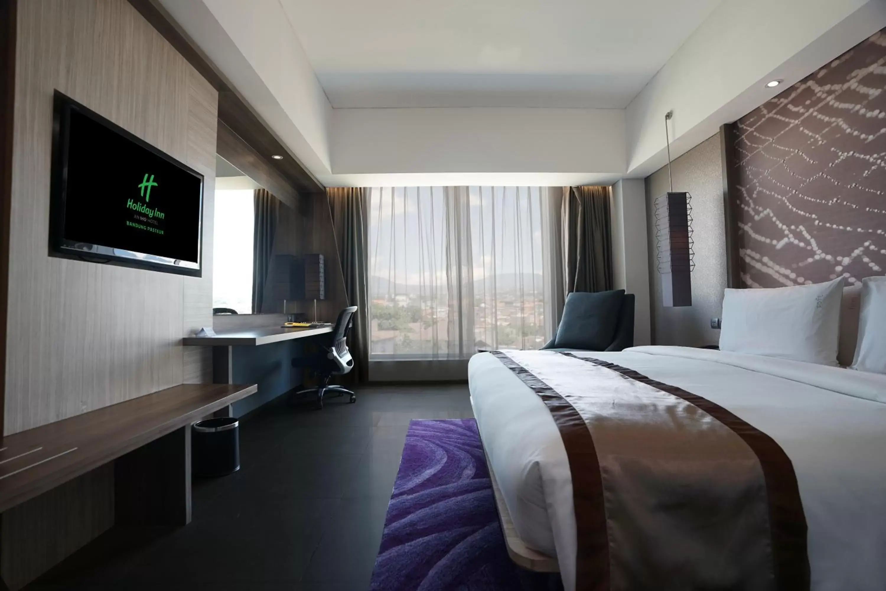 Bed, TV/Entertainment Center in Holiday Inn Bandung Pasteur, an IHG Hotel