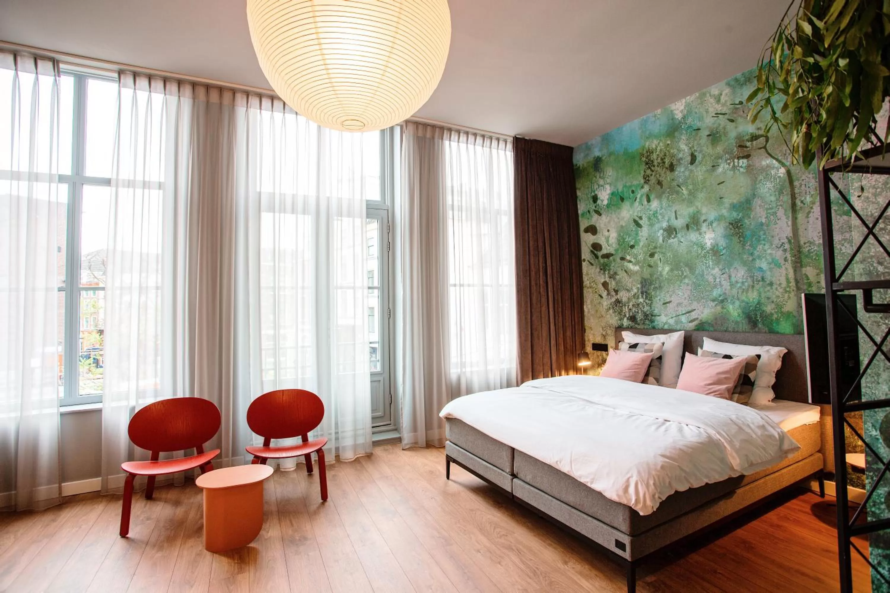 Photo of the whole room, Bed in Daen’s Greenhouse