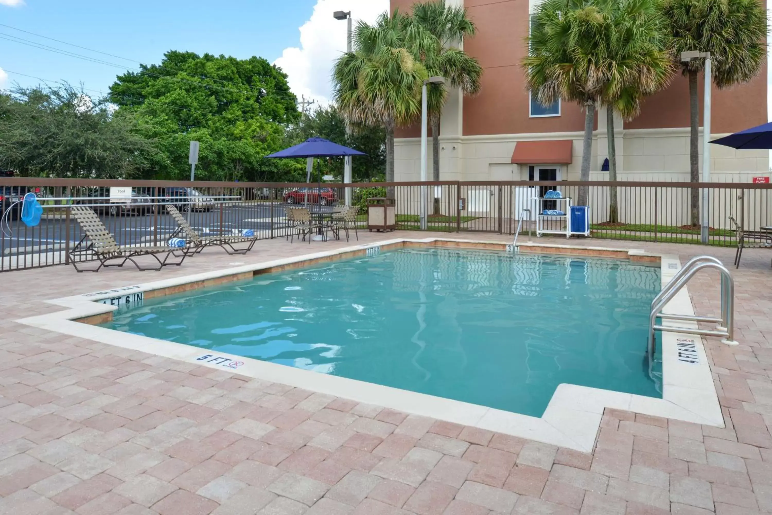 Pool view, Swimming Pool in Hampton Inn & Suites Cape Coral / Fort Myers