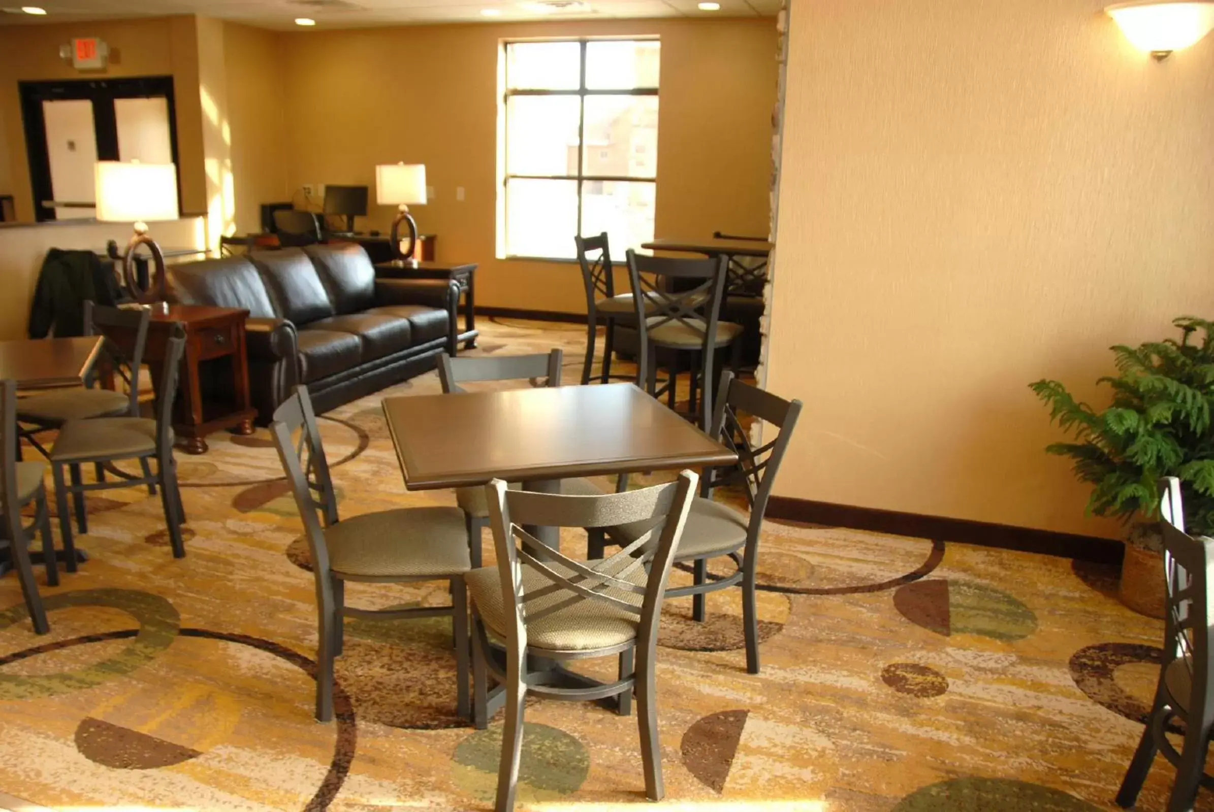 Communal lounge/ TV room, Restaurant/Places to Eat in Cobblestone Inn & Suites - Marquette