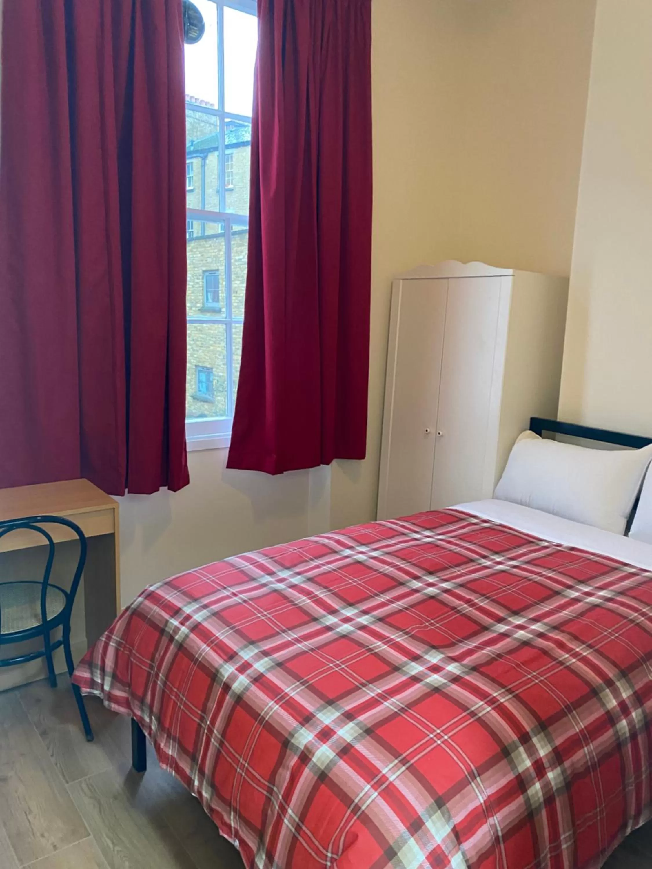 Bed in 27 Argyle Square