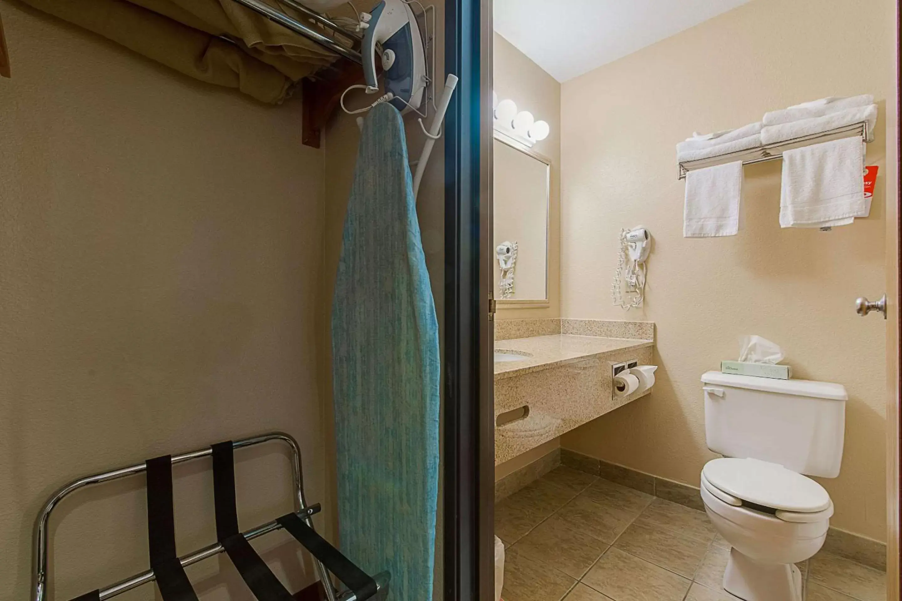 Photo of the whole room, Bathroom in Econo Lodge Buckley