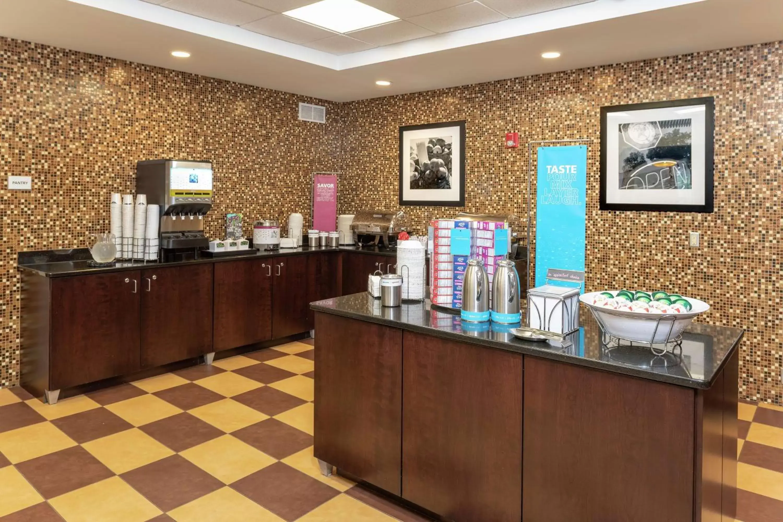 Dining area, Restaurant/Places to Eat in Hampton Inn & Suites Cleveland-Airport/Middleburg Heights