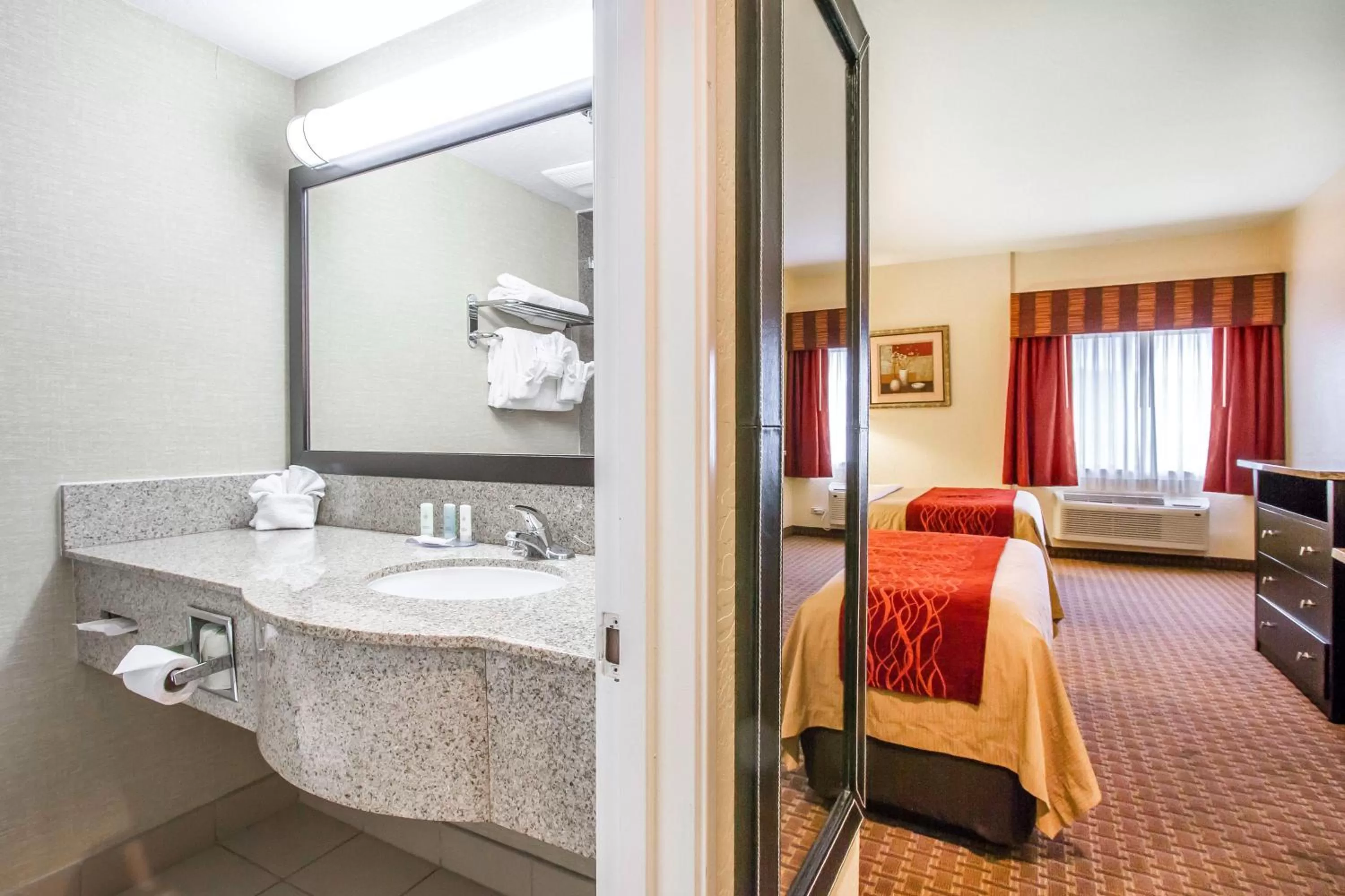 Bathroom, Bed in Comfort Inn Near Grand Canyon