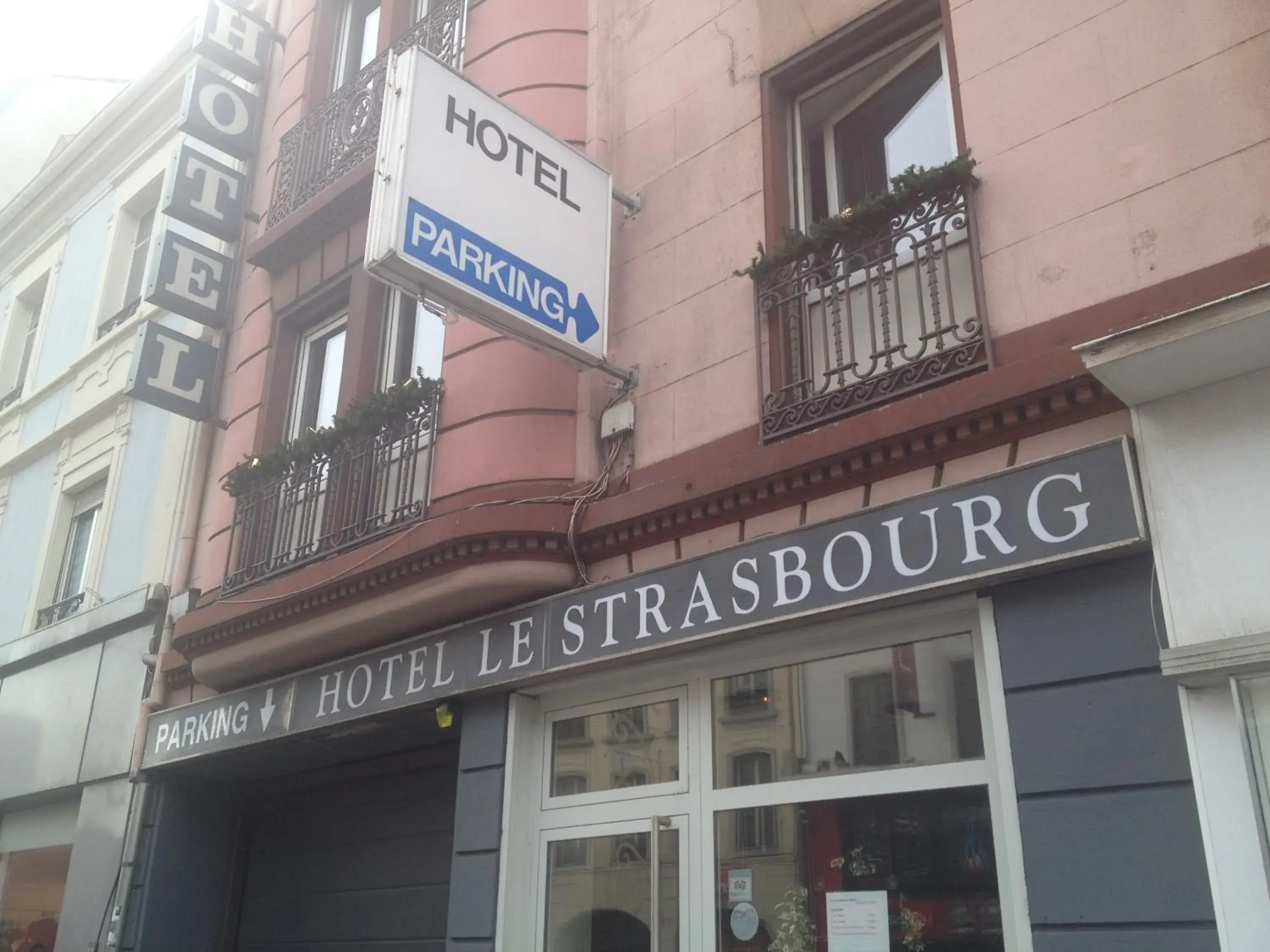 Facade/entrance in Hotel Le Strasbourg
