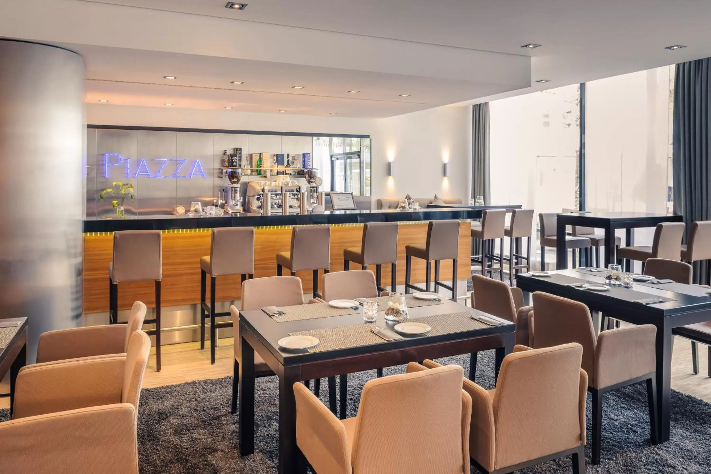 Lounge or bar, Restaurant/Places to Eat in Mercure Hotel Düsseldorf City Nord