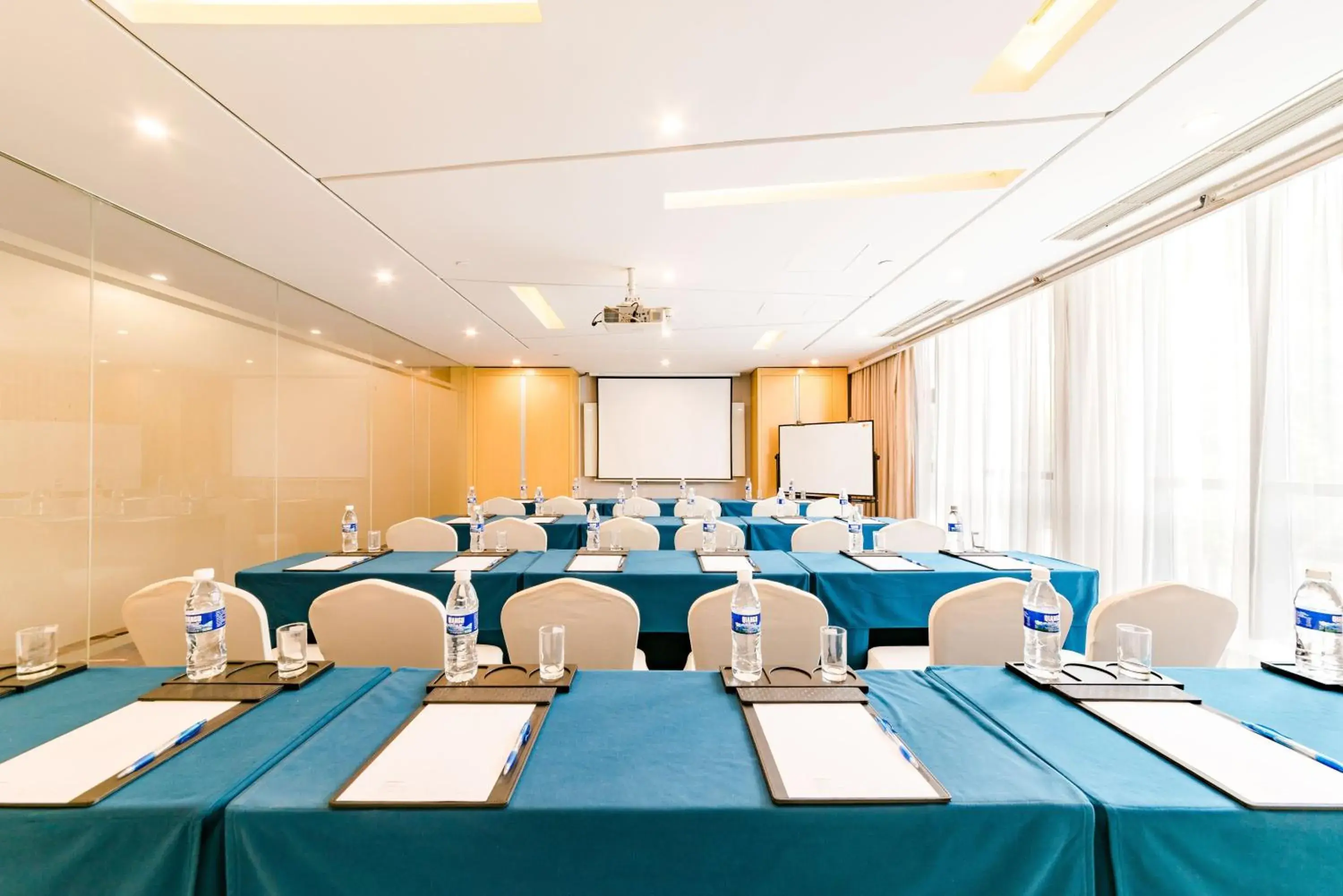 Meeting/conference room in Holiday Inn Express Shijiazhuang Heping, an IHG Hotel