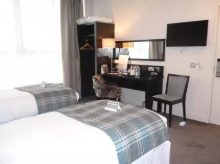 Shower, Bed in The Golden Acorn Wetherspoon