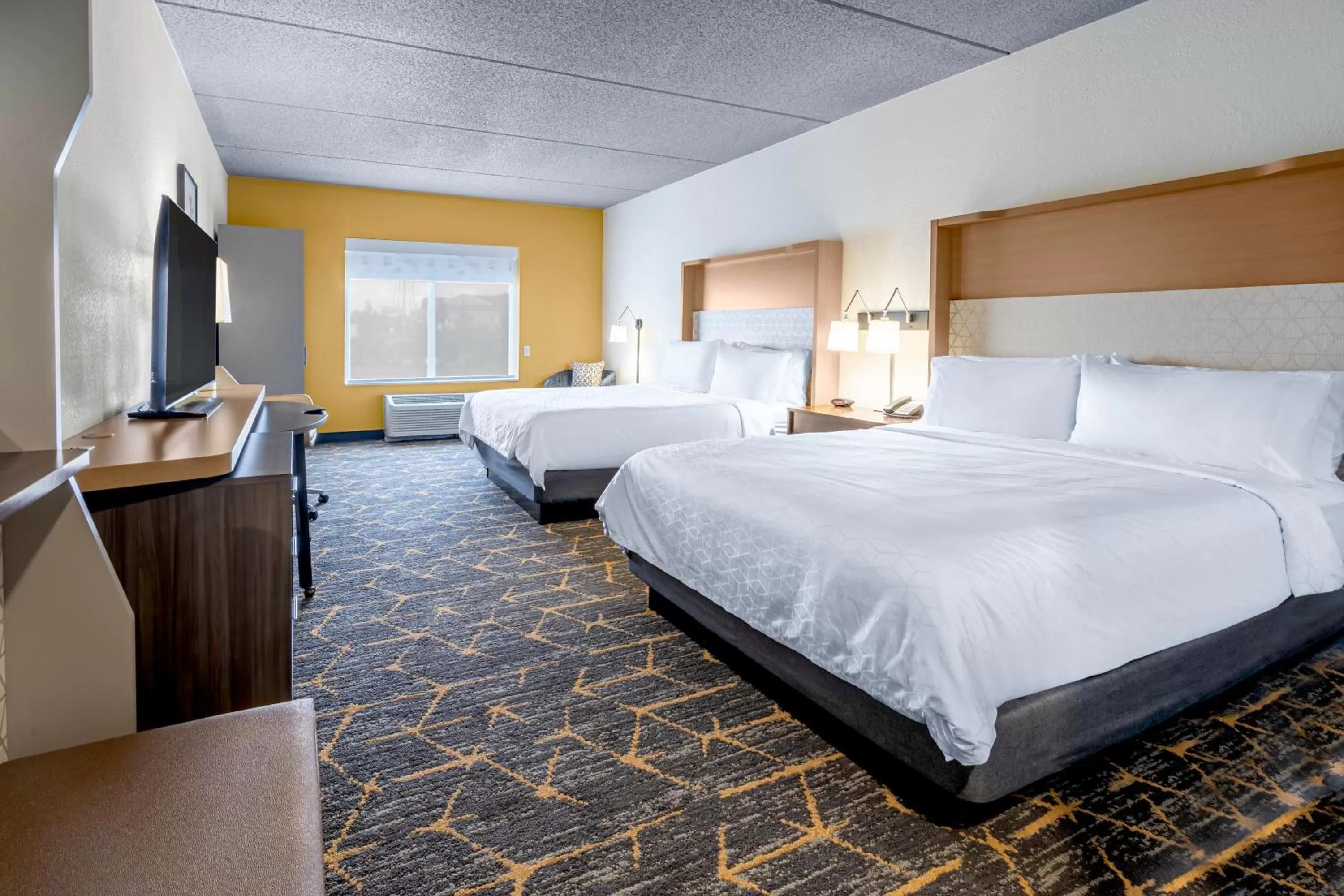 Photo of the whole room, Bed in Holiday Inn & Suites Wausau-Rothschild by IHG