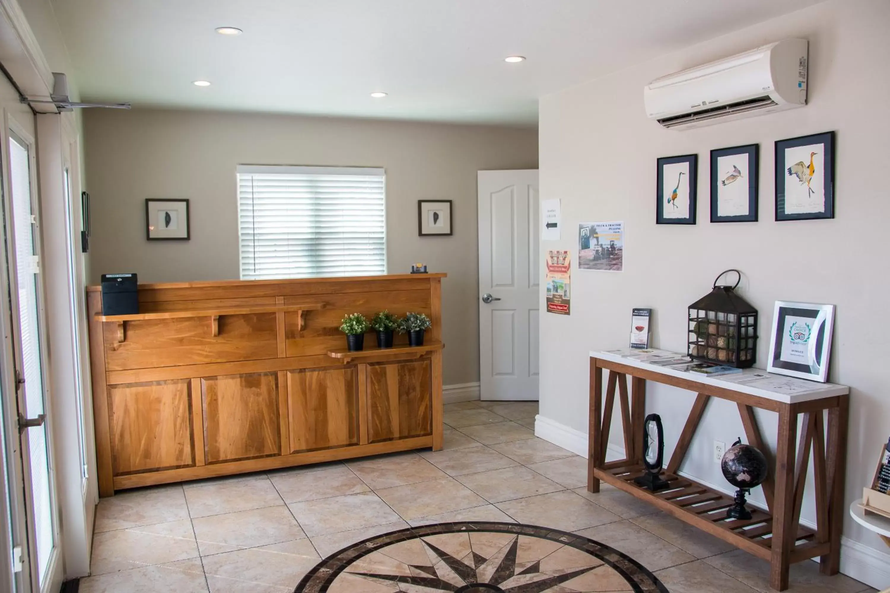 Lobby or reception, Kitchen/Kitchenette in Arizona Sunset Inn & Suites