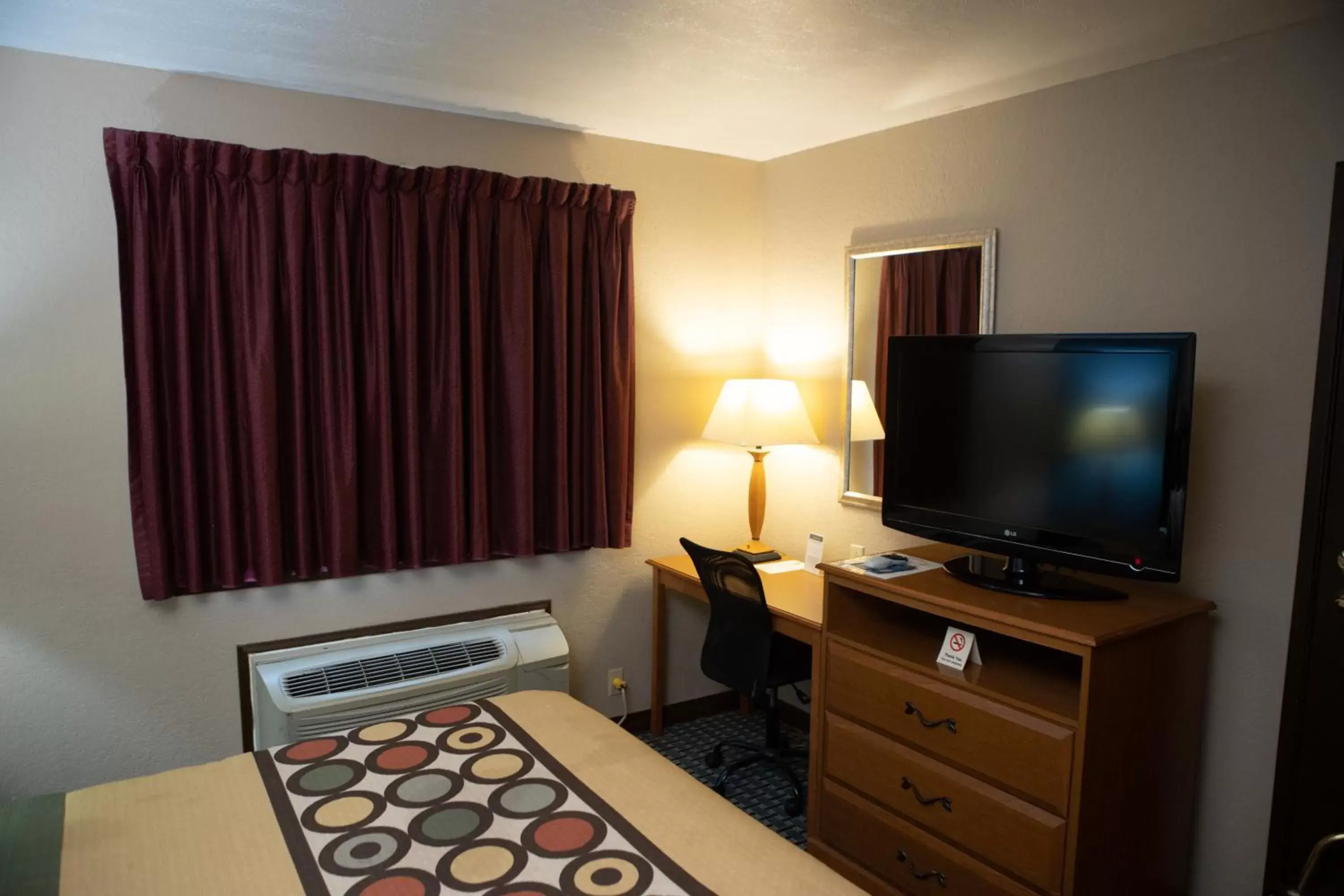 TV/Entertainment Center in Super 8 by Wyndham Fairmont