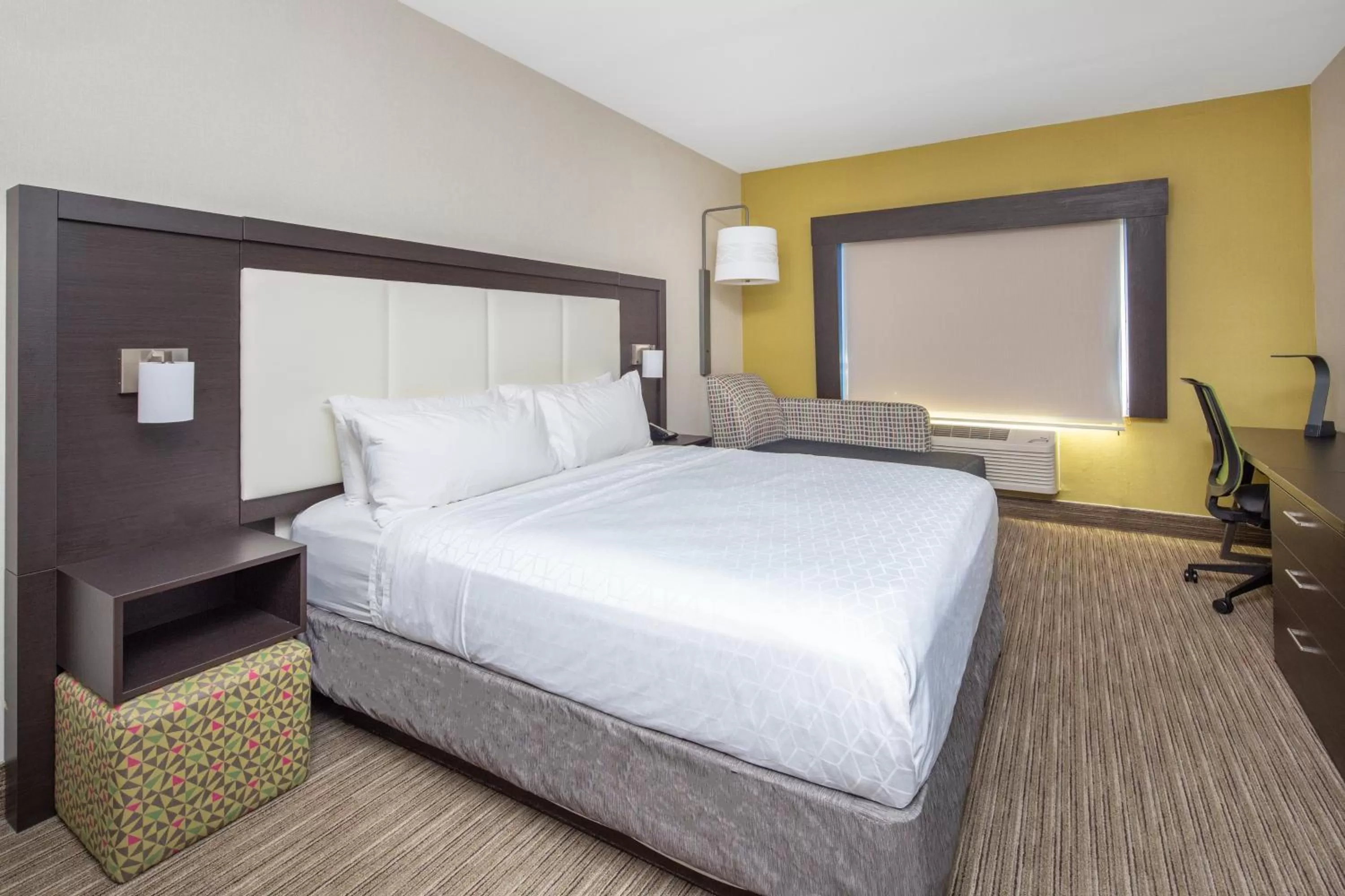 Photo of the whole room, Bed in Holiday Inn Express Hotel & Suites Bishop by IHG