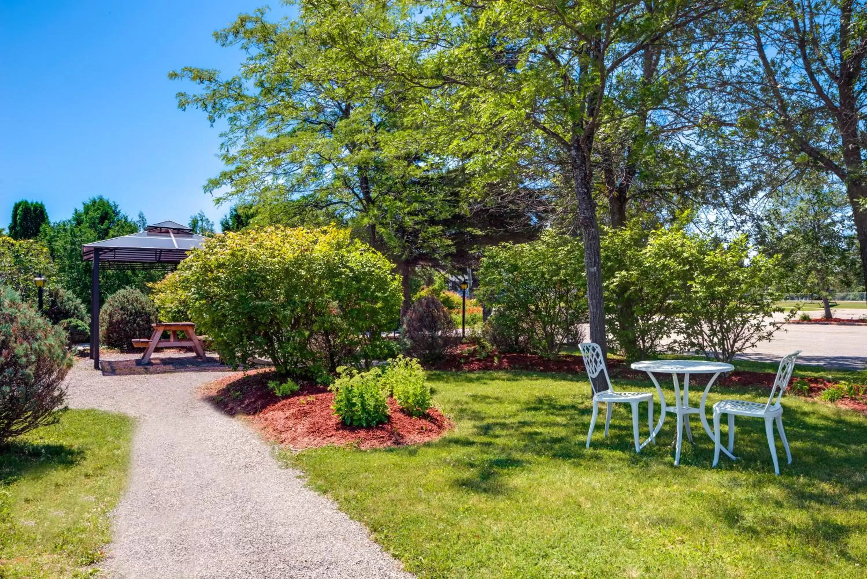 BBQ facilities, Patio/Outdoor Area in Howard Johnson by Wyndham Lindsay