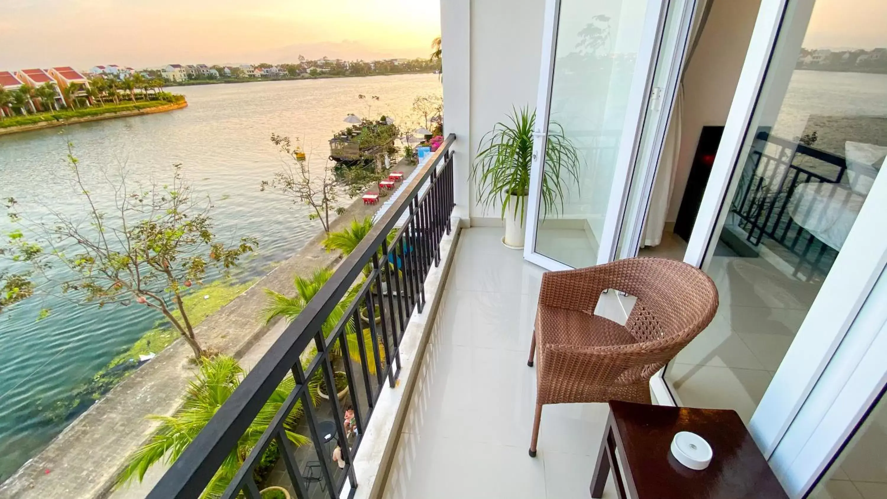 Nearby landmark, Balcony/Terrace in Riverside White House Hotel