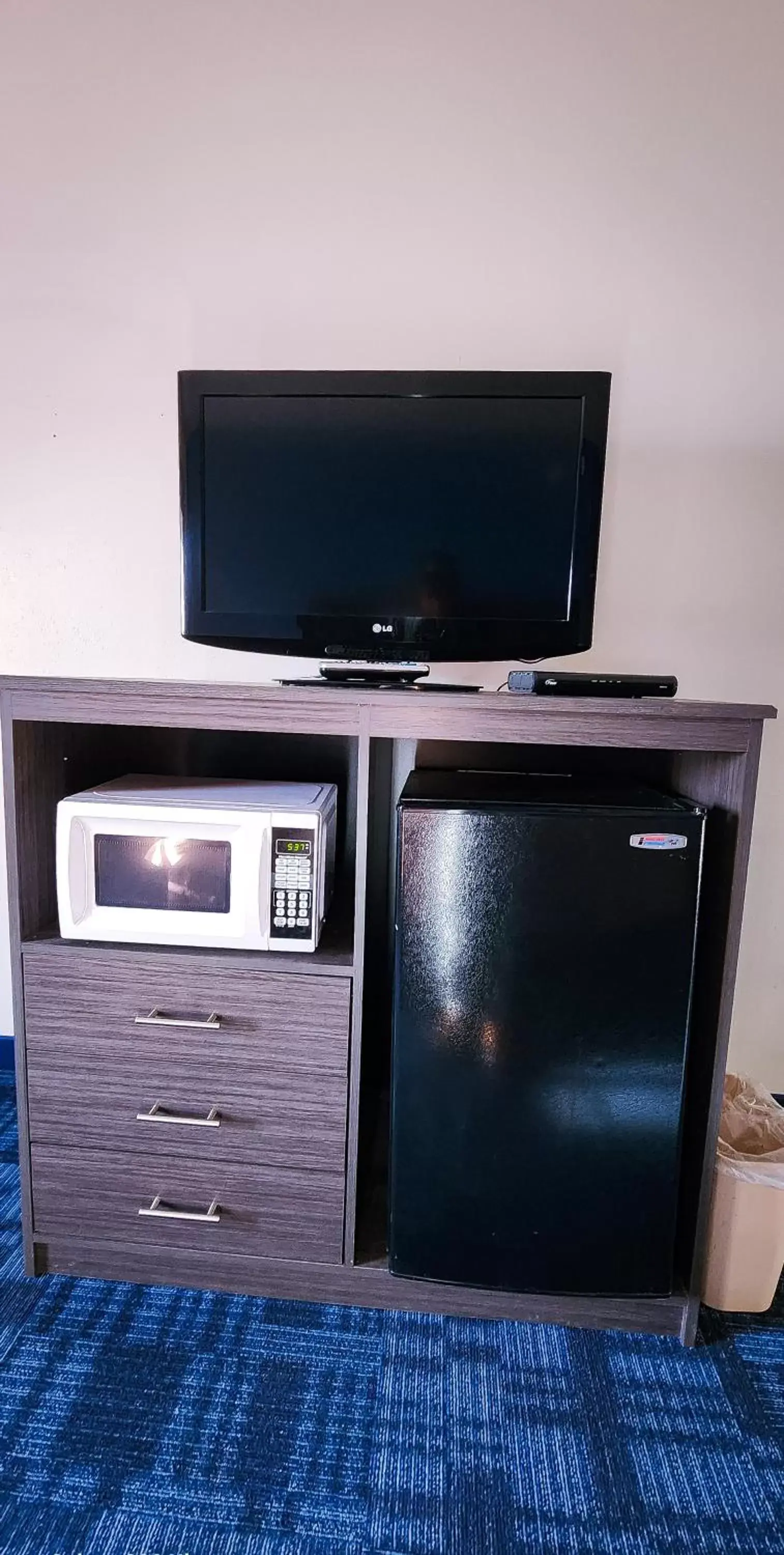 TV and multimedia, TV/Entertainment Center in Helena Inn - Airport