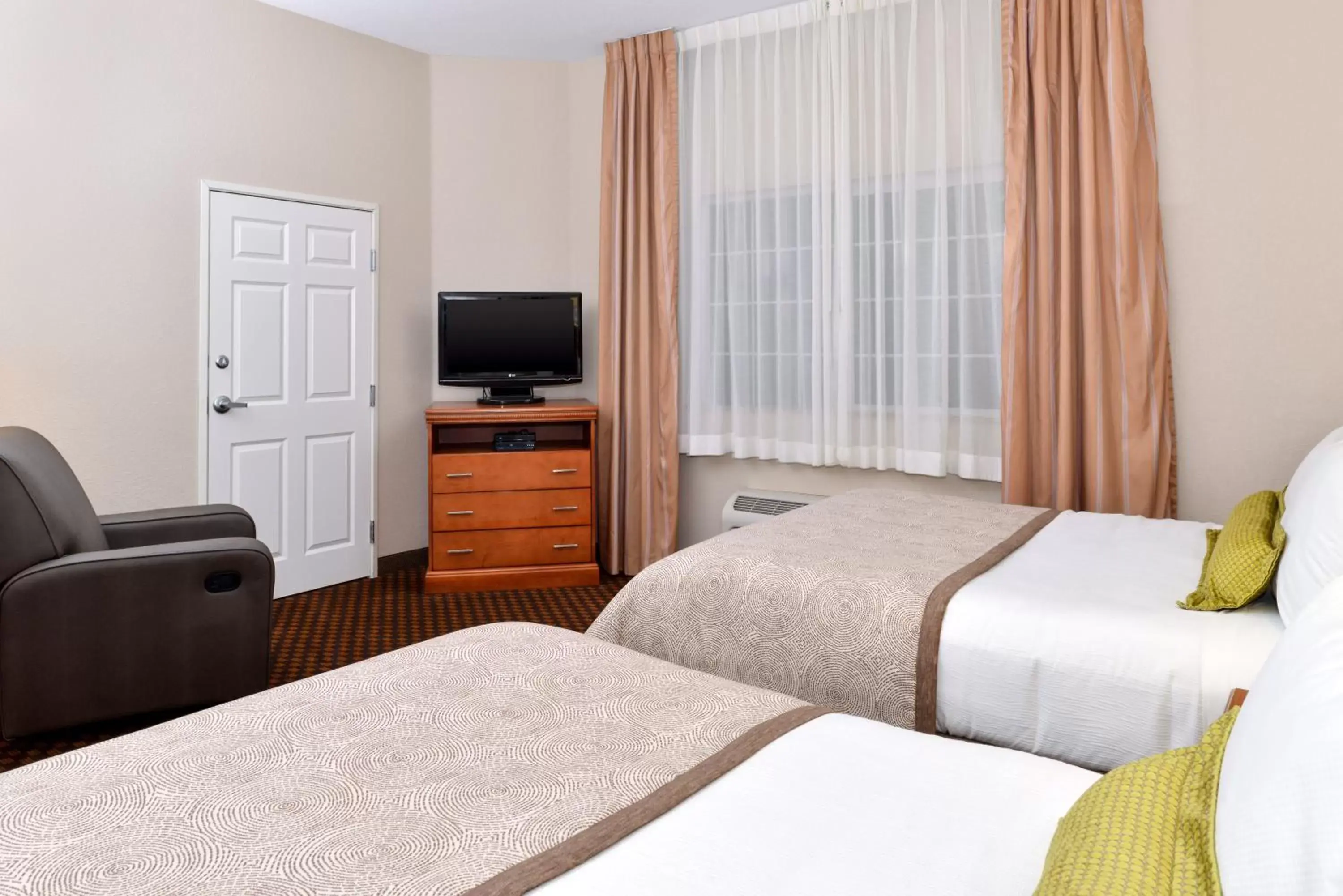 Photo of the whole room, Bed in Candlewood Suites Turlock, an IHG Hotel