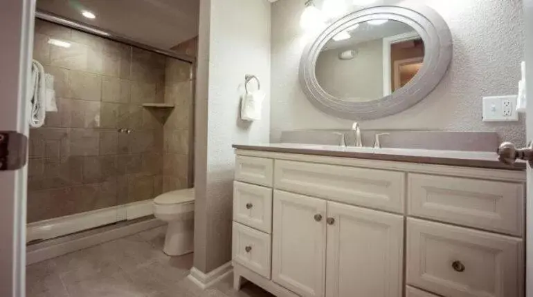 Shower, Bathroom in Branson King Resort