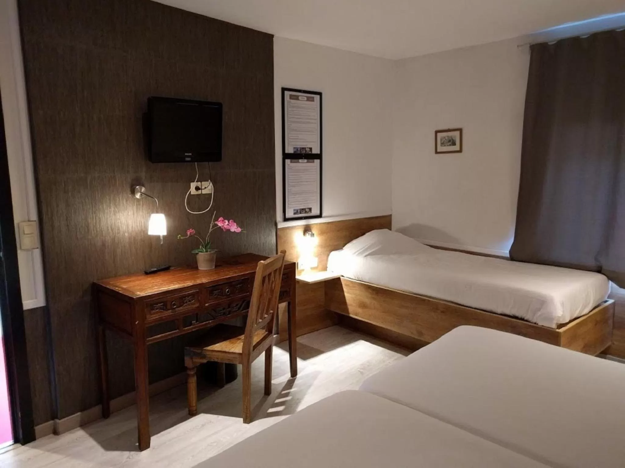 Bedroom, Bed in Canalview Hotel Ter Reien