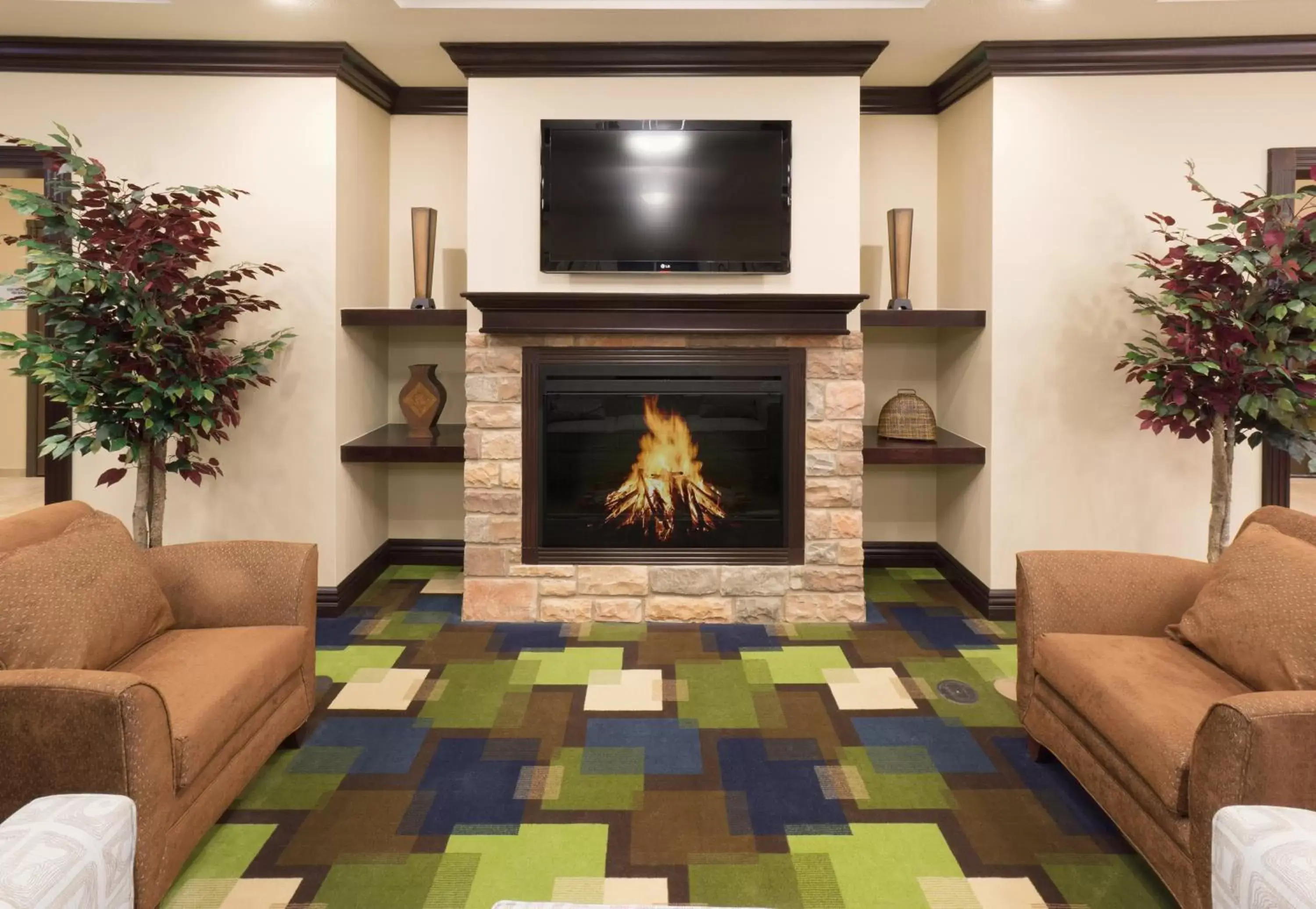 Property building, TV/Entertainment Center in Holiday Inn Express & Suites - Omaha I - 80, an IHG Hotel