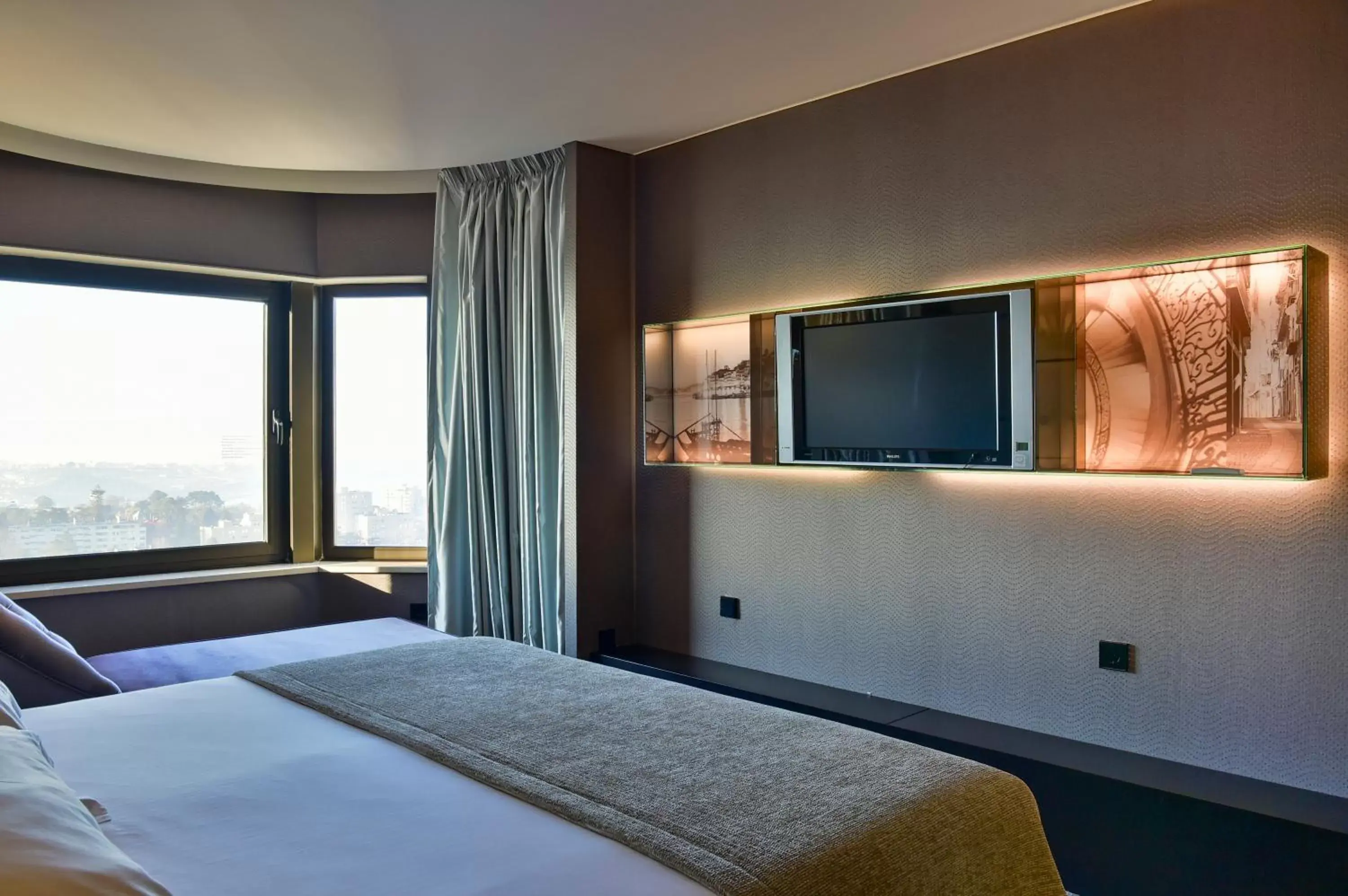Communal lounge/ TV room, Bed in Porto Palácio Hotel by The Editory