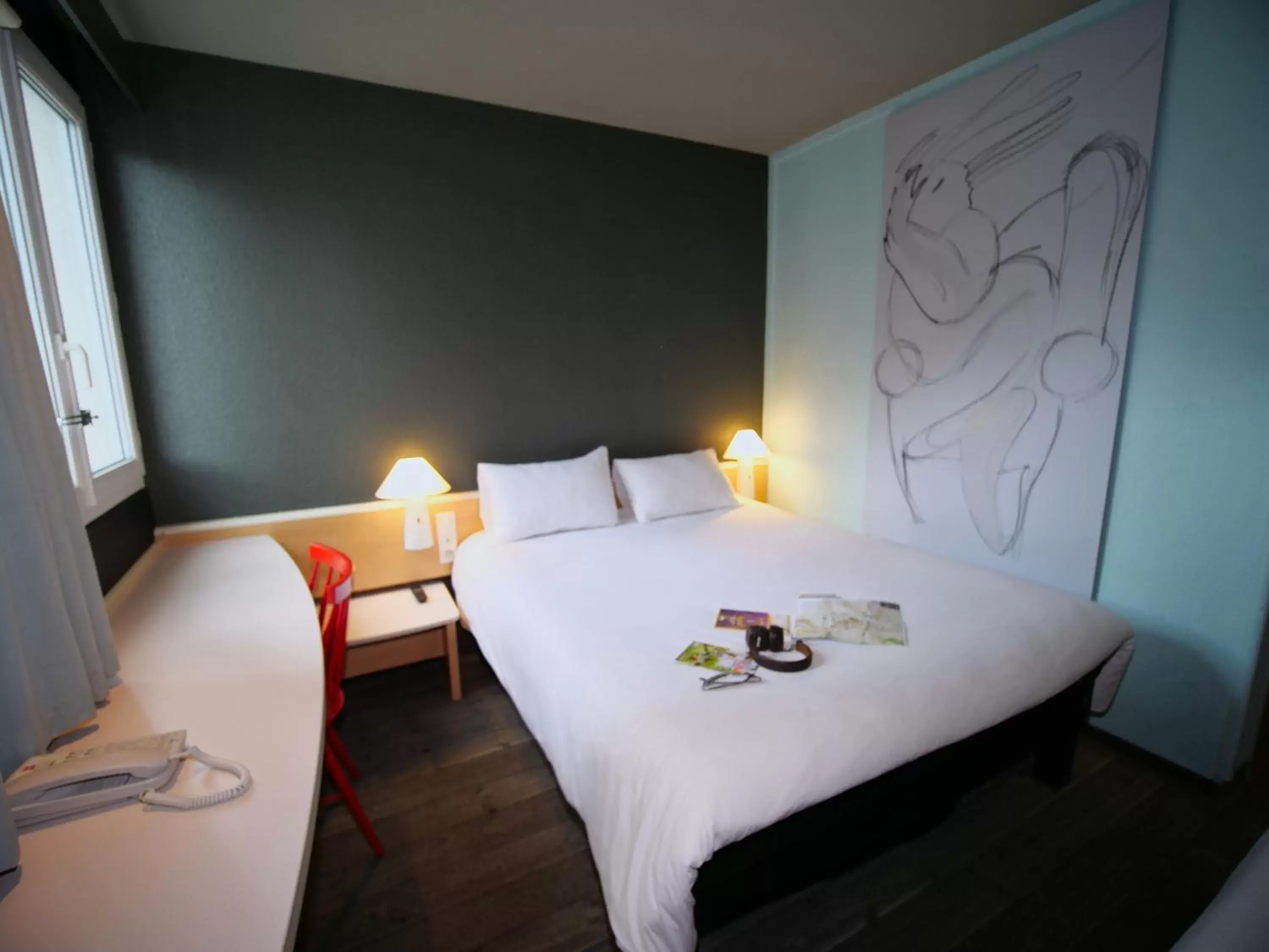 Bedroom, Bed in ibis Chartres Ouest Luce