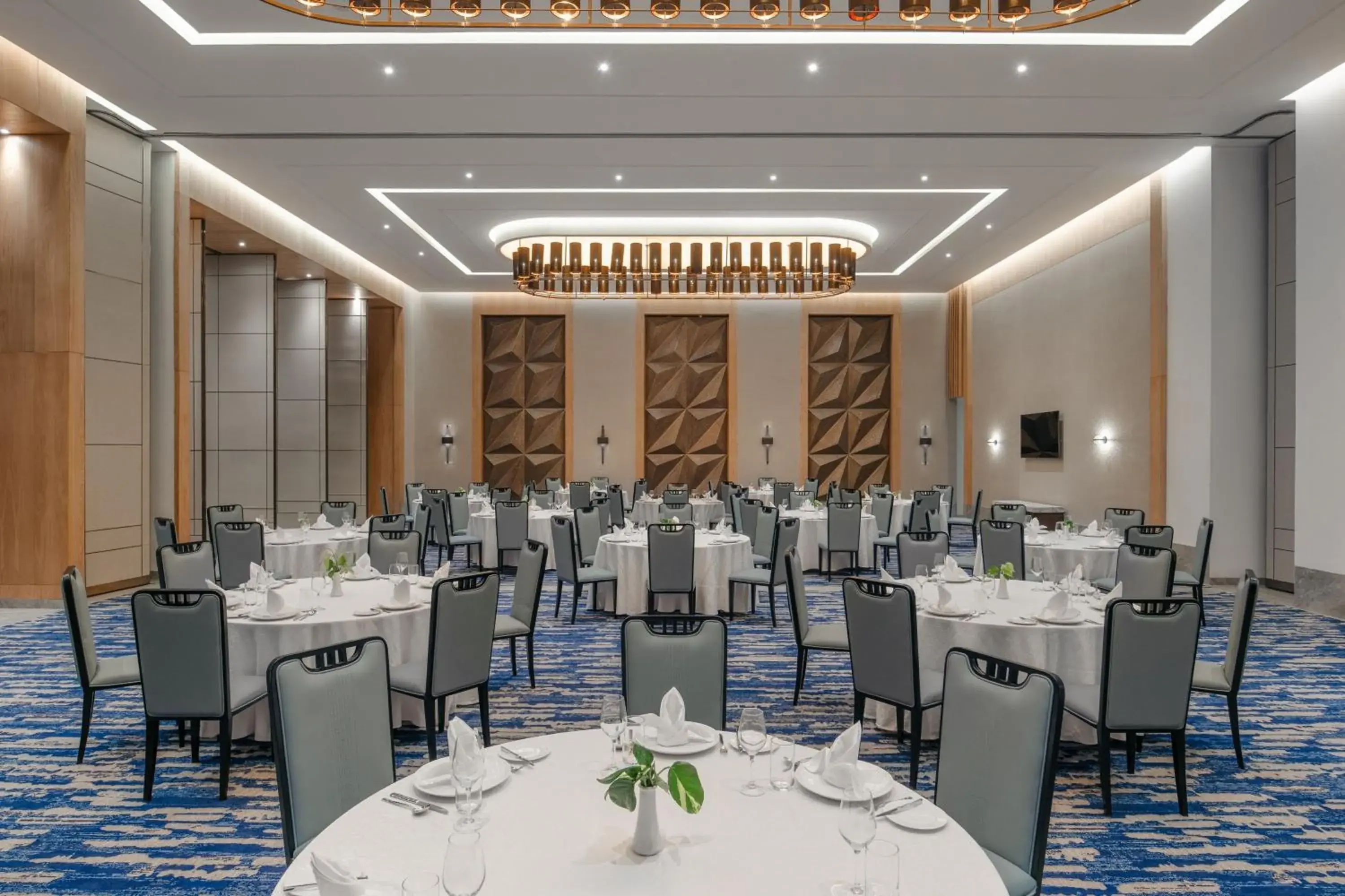 Meeting/conference room, Restaurant/Places to Eat in Four Points by Sheraton Kampala