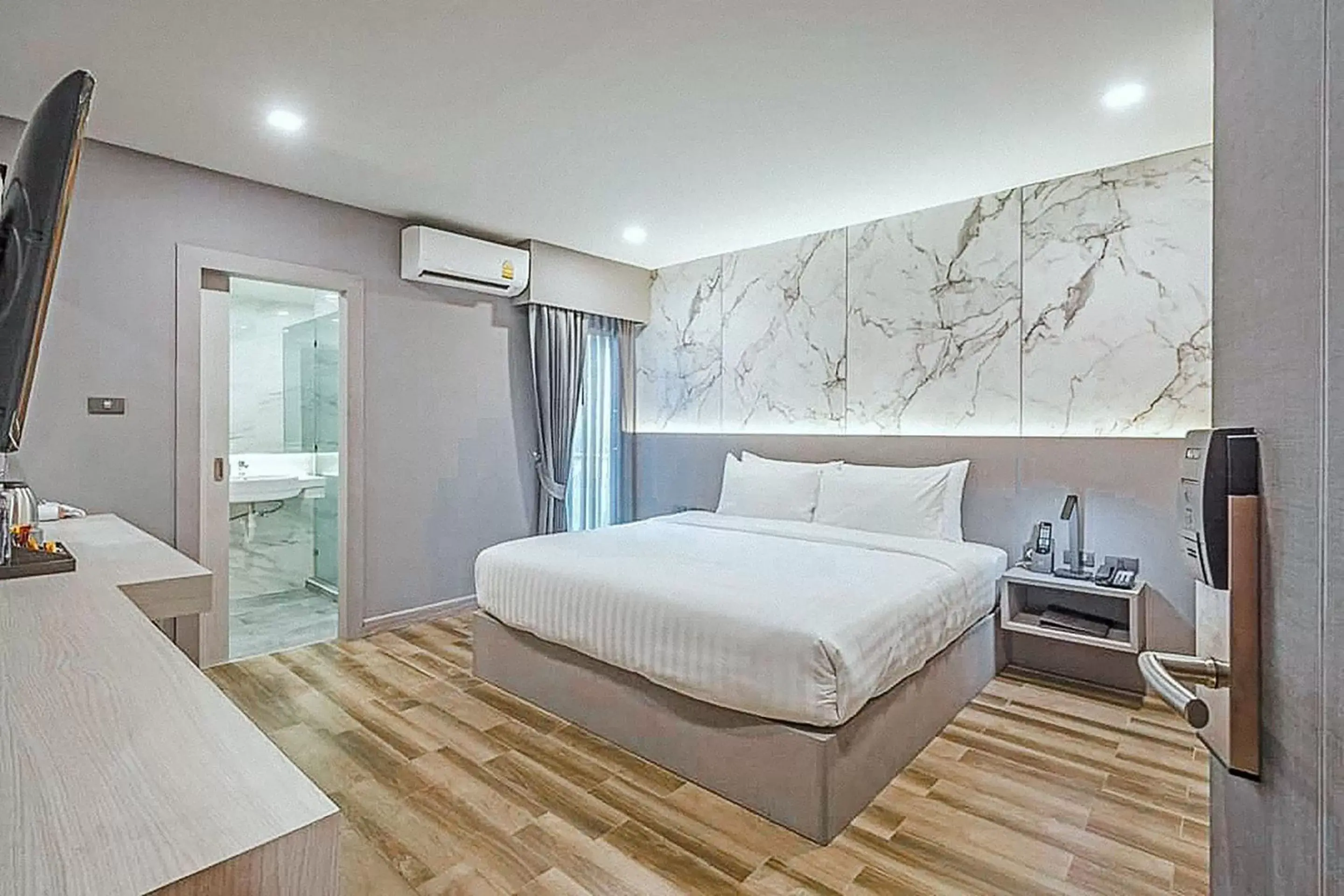 Bedroom, Bed in Hyde Park Hotel Bangkok