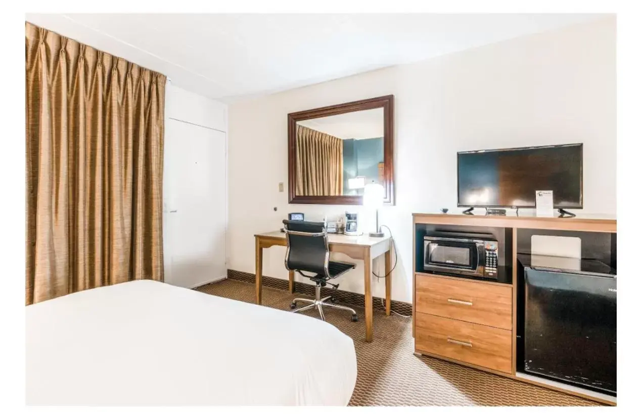 Standard King Room in Altoona Grand Hotel Standard King Room in Altoona Grand Hotel