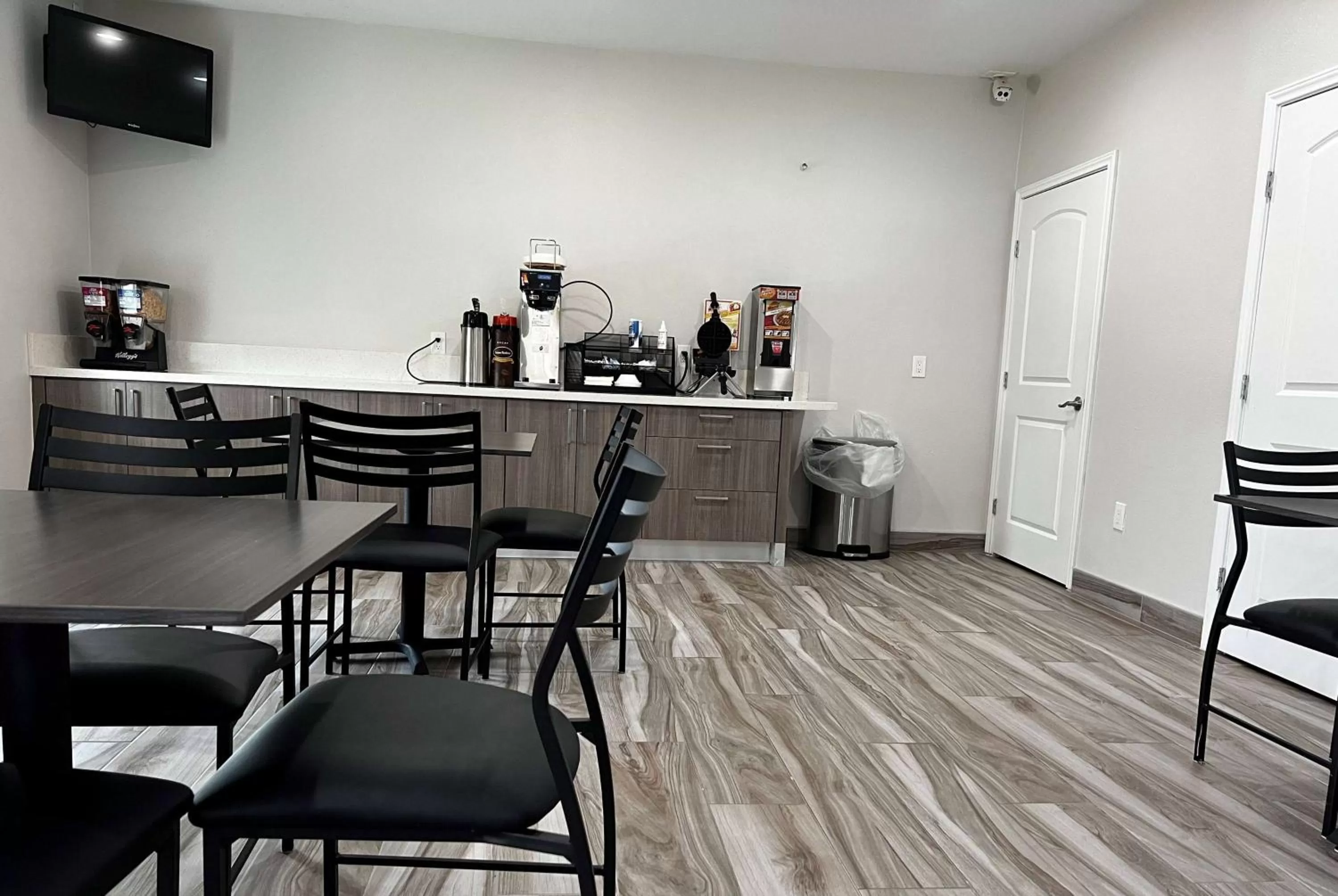 Restaurant/places to eat in Super 8 by Wyndham Houston North I-45