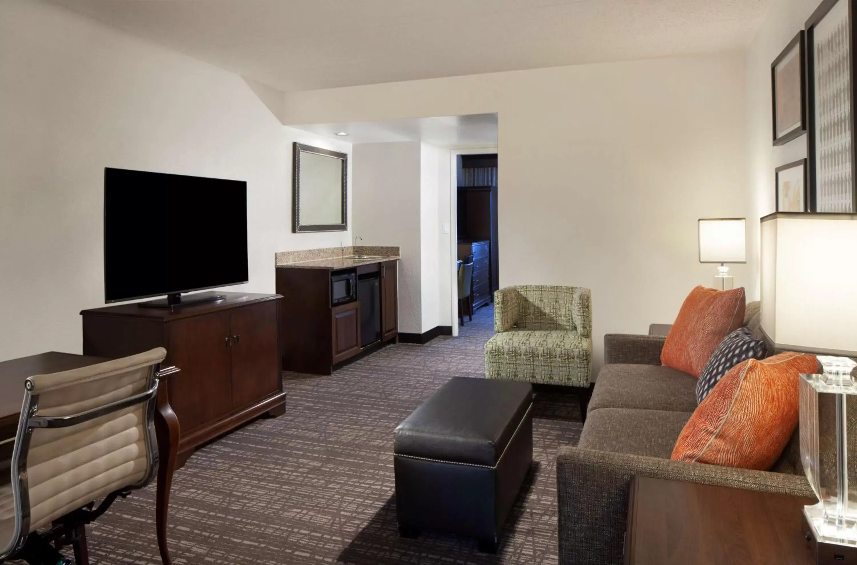 Living room, Seating Area in Embassy Suites by Hilton Philadelphia Airport